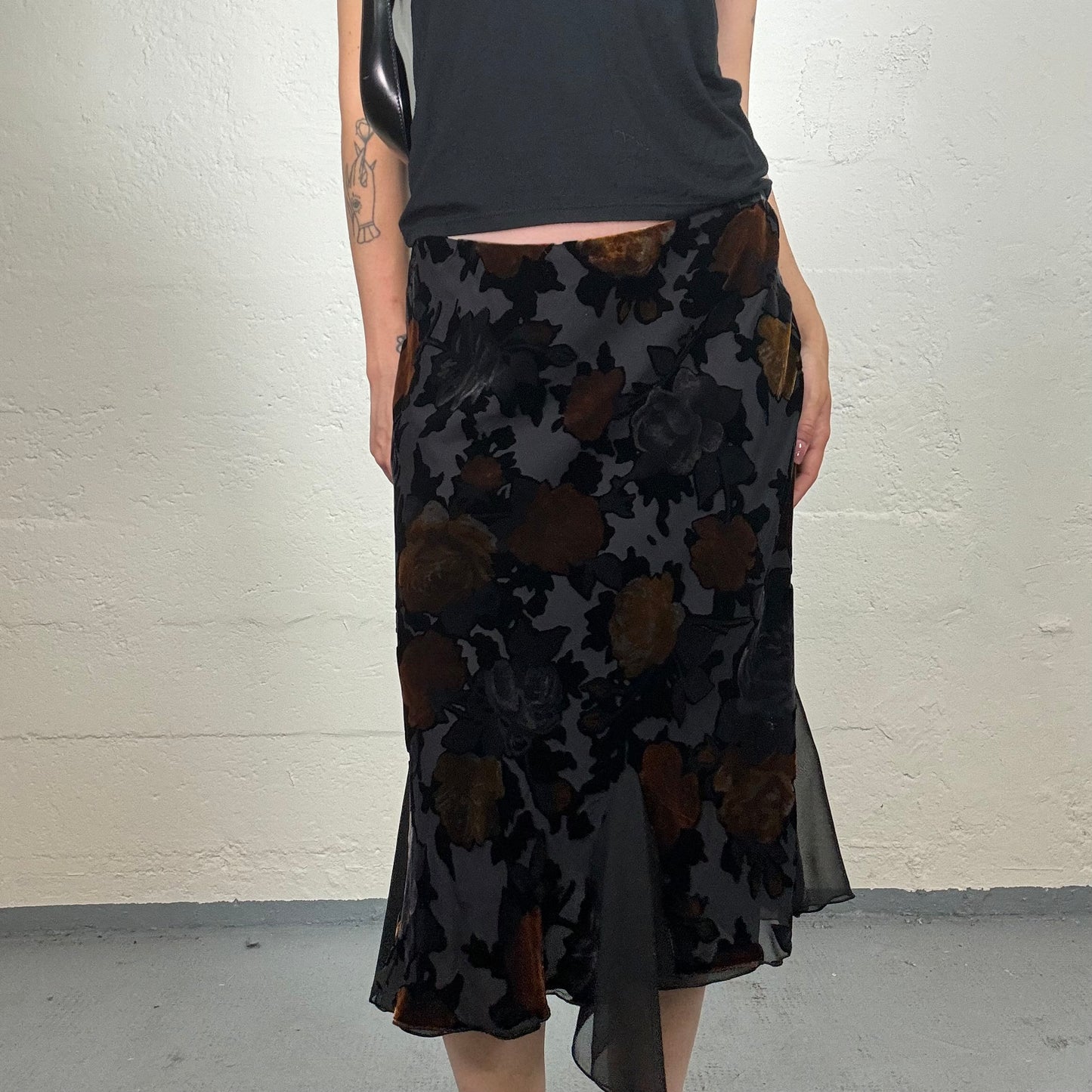 Vintage 2000's Dark Boho Girl Satin Black Midi Skirt with Floral Print (M/L)