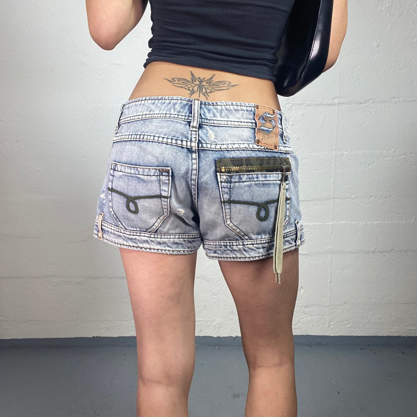 Vintage 2000's Downtown Girl Summer Light Washed Denim Mini Shorts with Multiple Pockets (M/L)