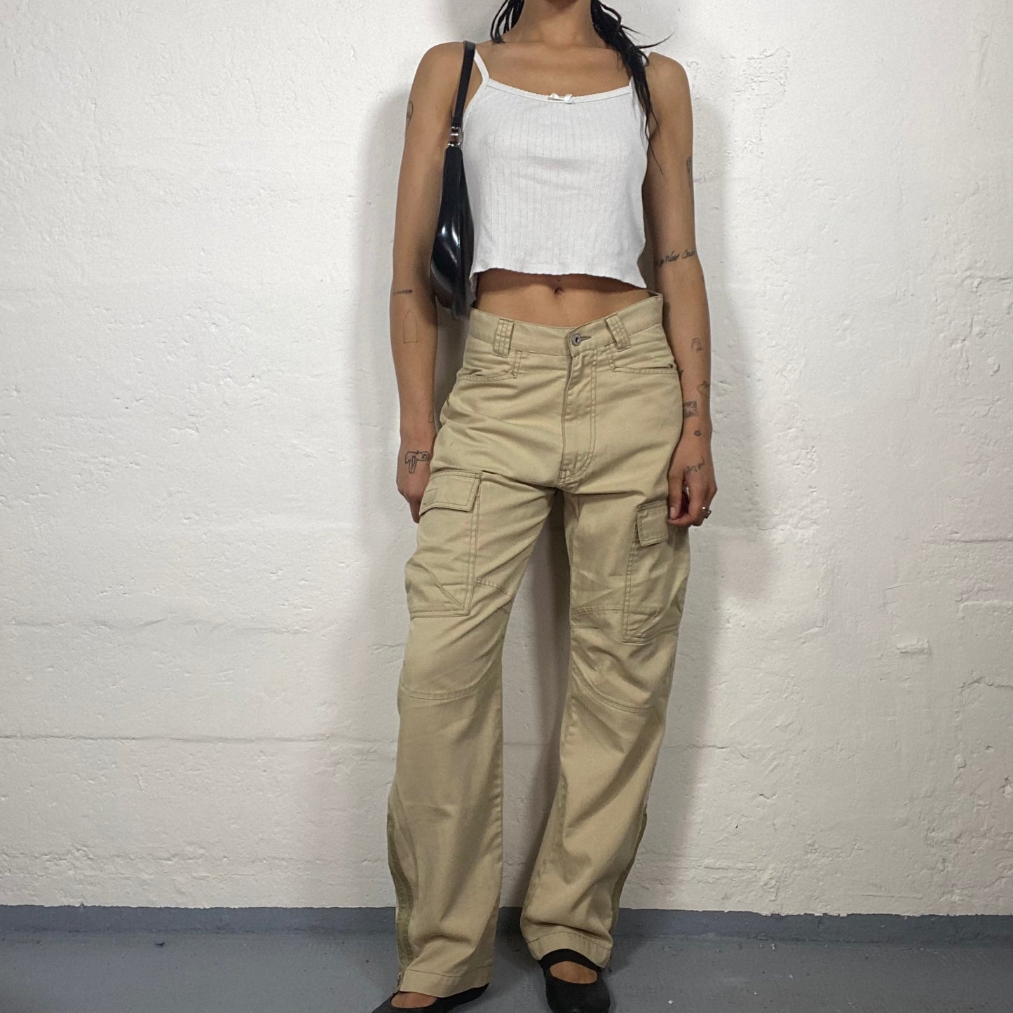 Vintage 2000’s Skater Girl Sand Coloured Baggy Low Waisted Jeans with Side Pockets (M)