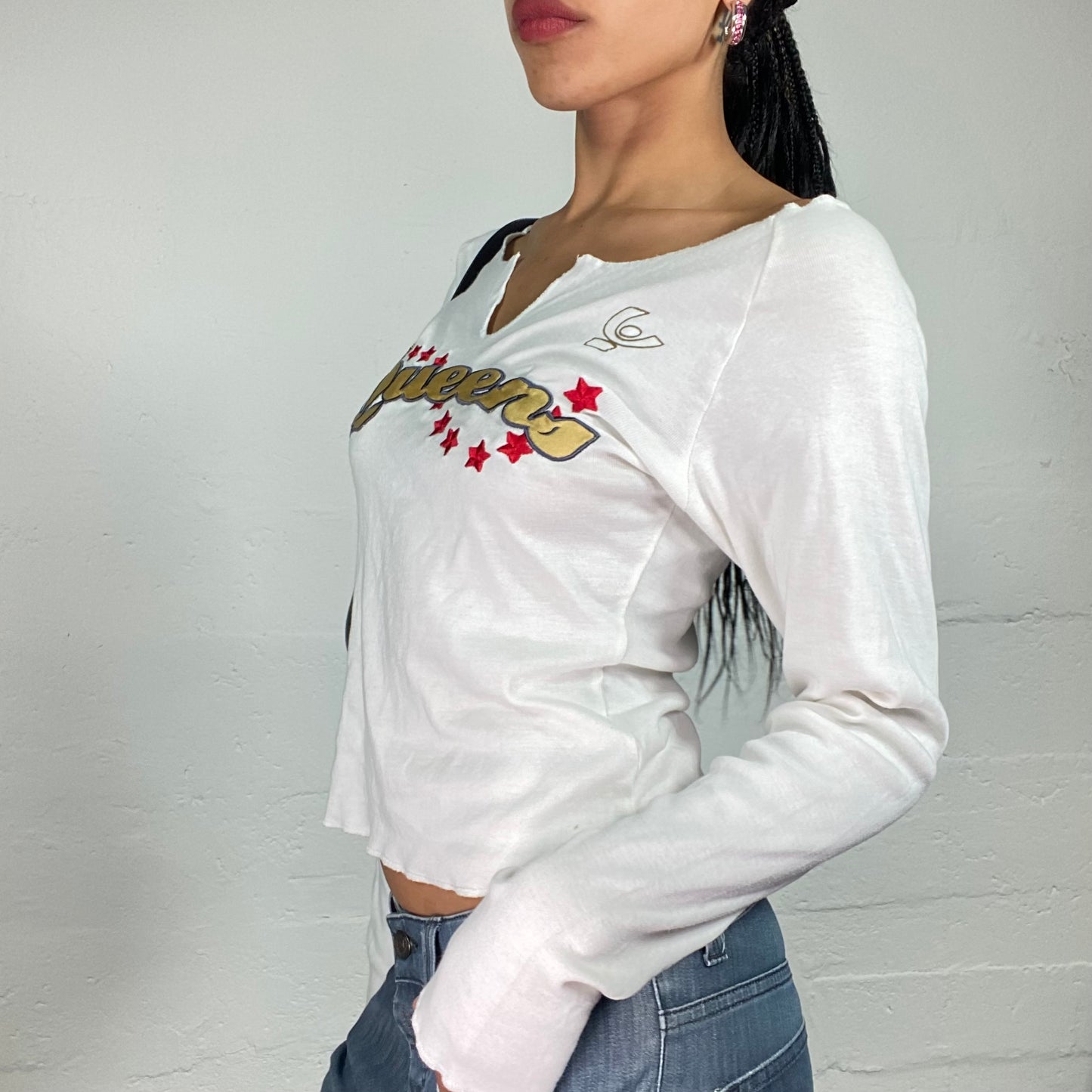 Vintage 2000's Downtown Girl White Longsleeve Boat Cut Top with Golden Queens Print (L)