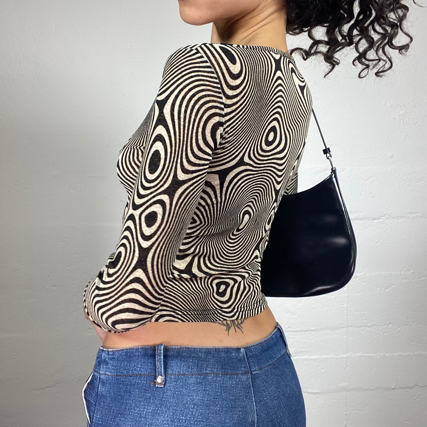 Vintage 2000's Downtown Girl Beige and Black Futuristic Print 3/4 Sleeve Cropped Top (S)