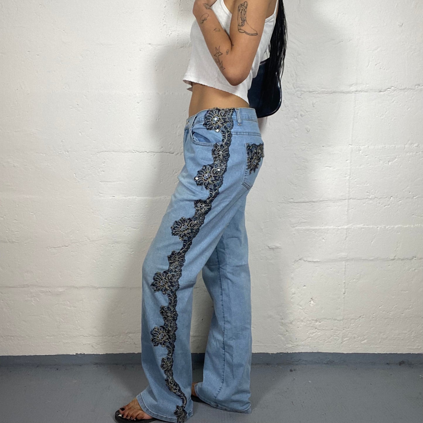 Vintage 2000's Casual Boho Light Blue Straight Cut Jeans with Floral Shiny Embroidery (M)