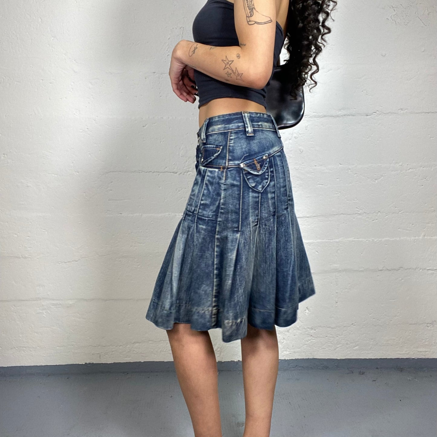 Vintage 2000's Downtown Girl Low Waisted Blue Denim Washed Out Pleated Midi Skirt (M)