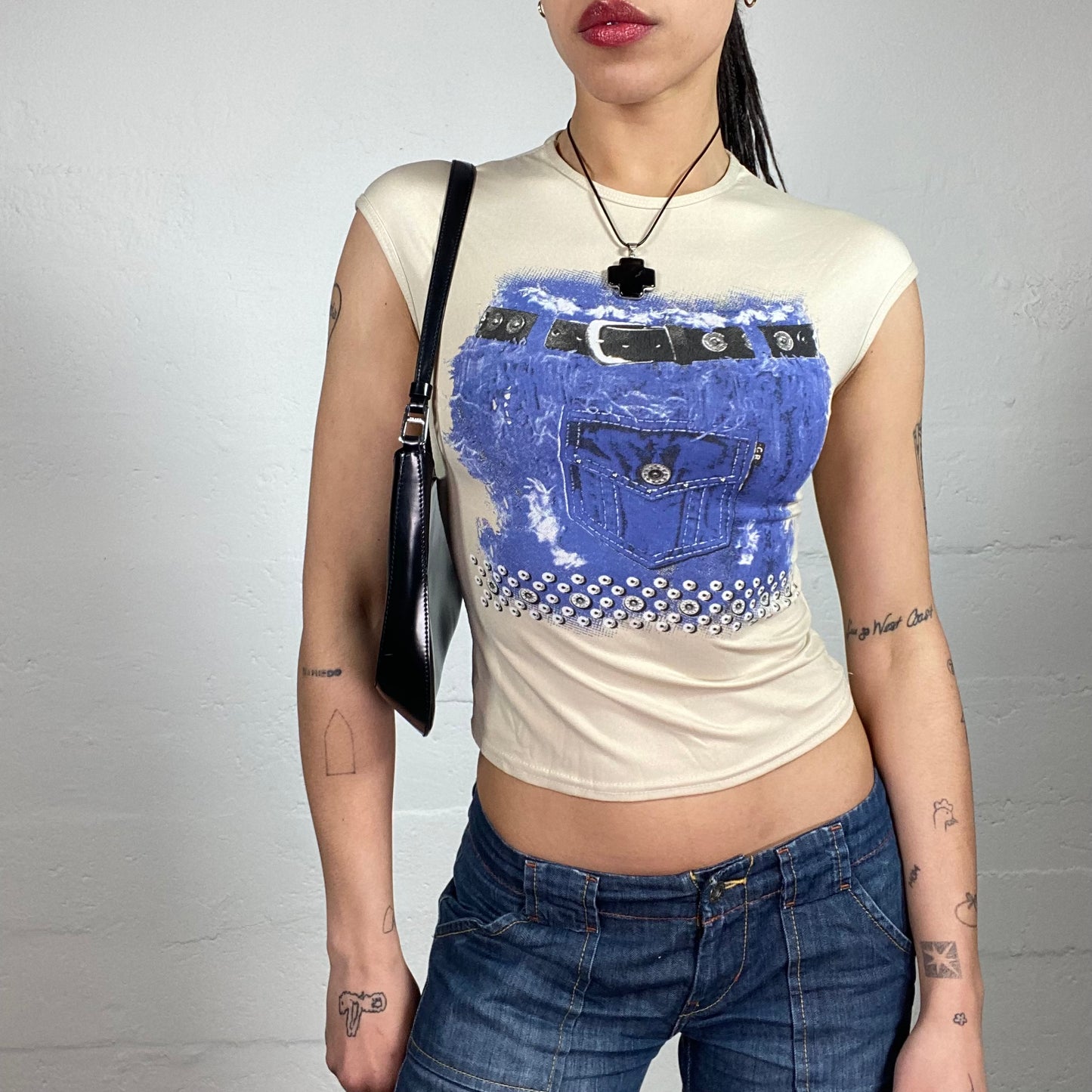 Vintage 2000’s Streetwear Creme Micro Sleeves Tee with Blue Jeans Print (S)