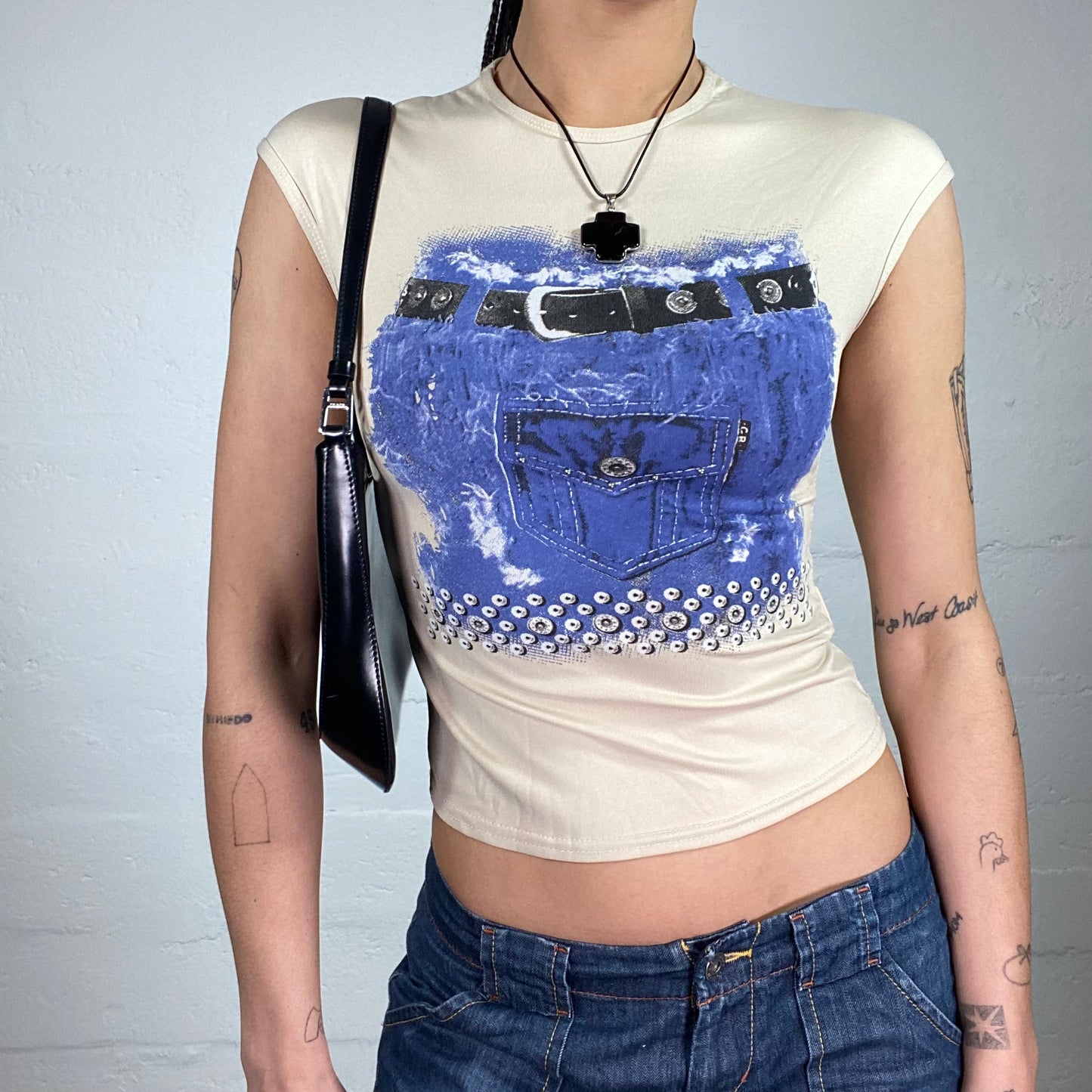 Vintage 2000’s Streetwear Creme Micro Sleeves Tee with Blue Jeans Print (S)