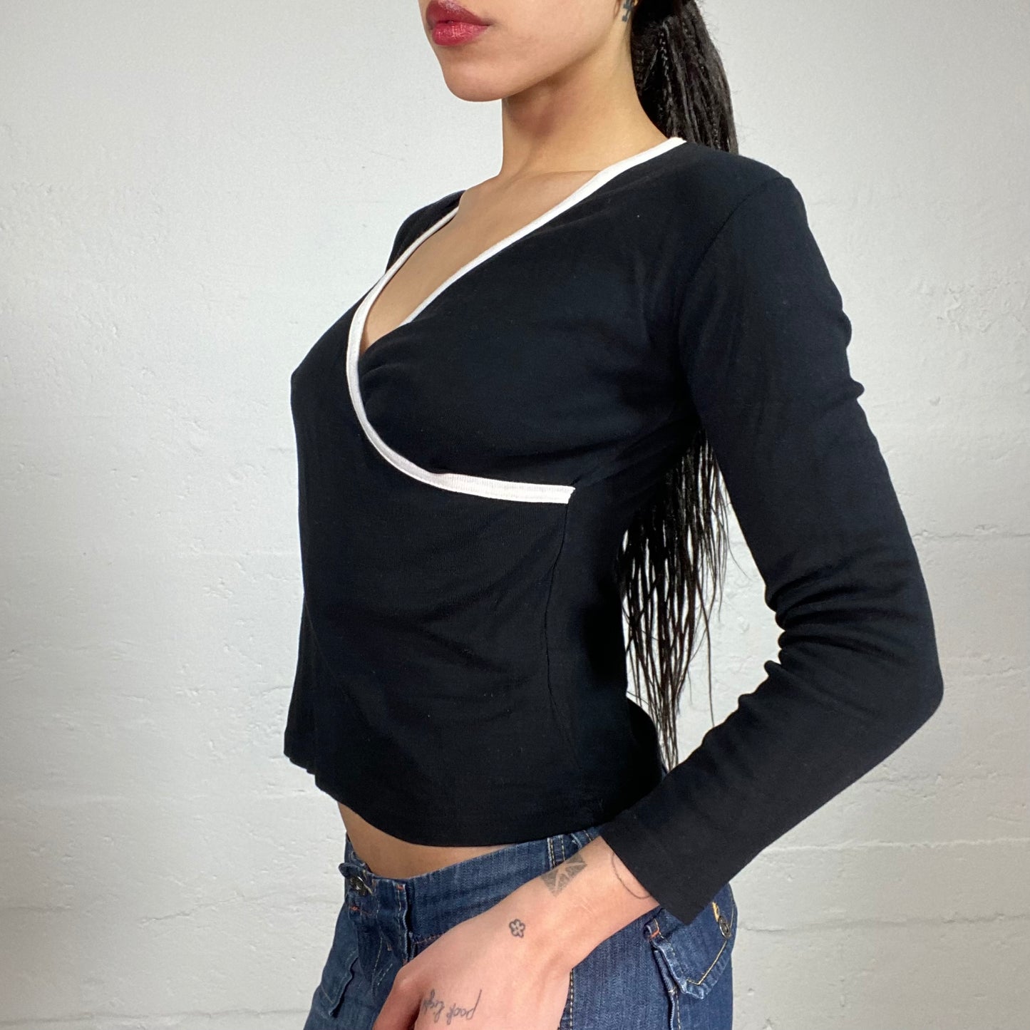 Vintage 2000’s Sporty Black Crossed Longsleeved Top with Contrast White Trim (M)