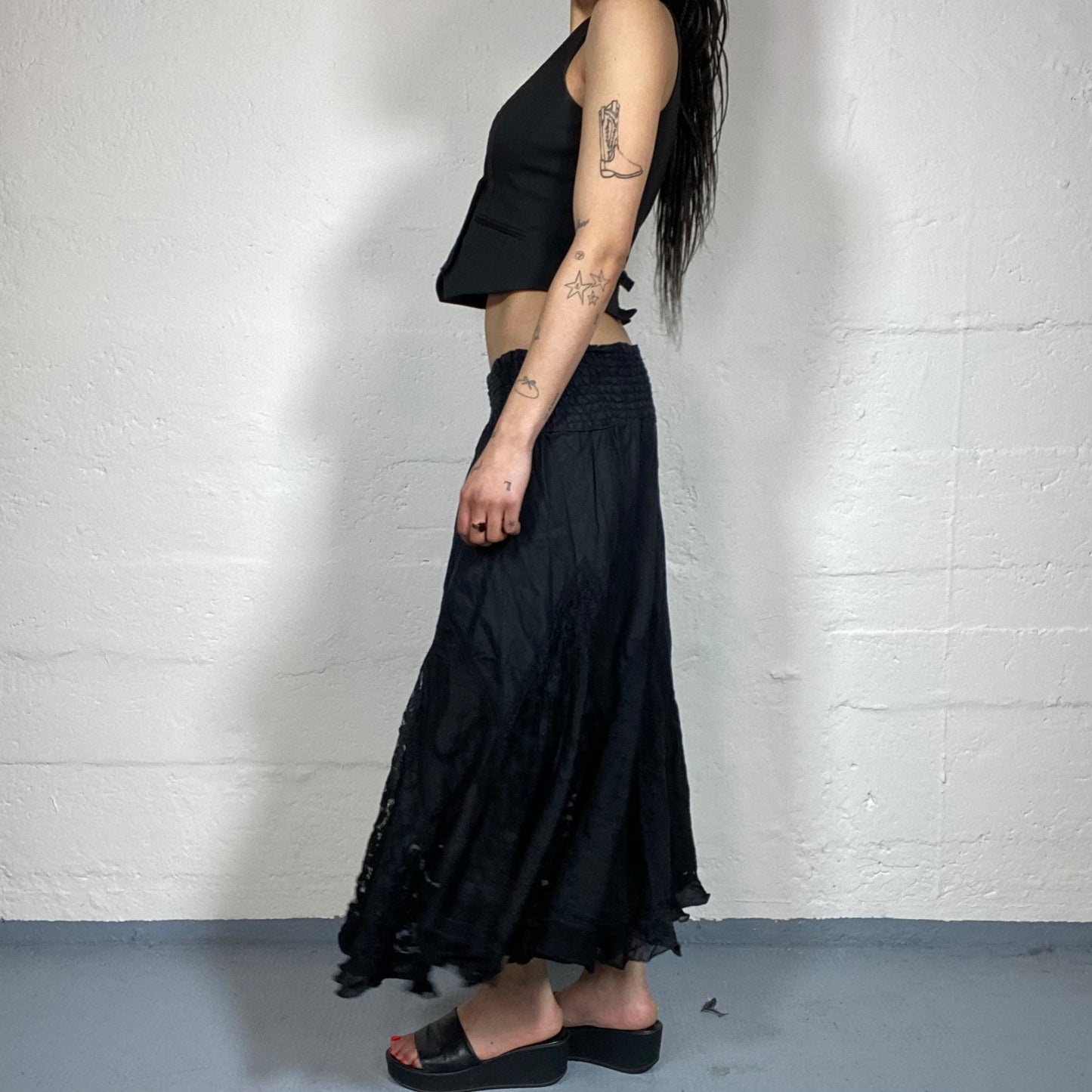 Vintage 90’s Dark Boho Black Linen Draped Maxi Skirt with Lace Details and Rubber Decorative Waist (M)