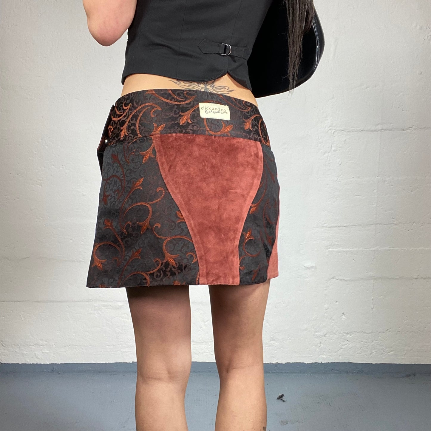 Vintage 2000’s Indie Girl Brown Printed Wrapped Mini Skirt with Silver Clip Details (M)