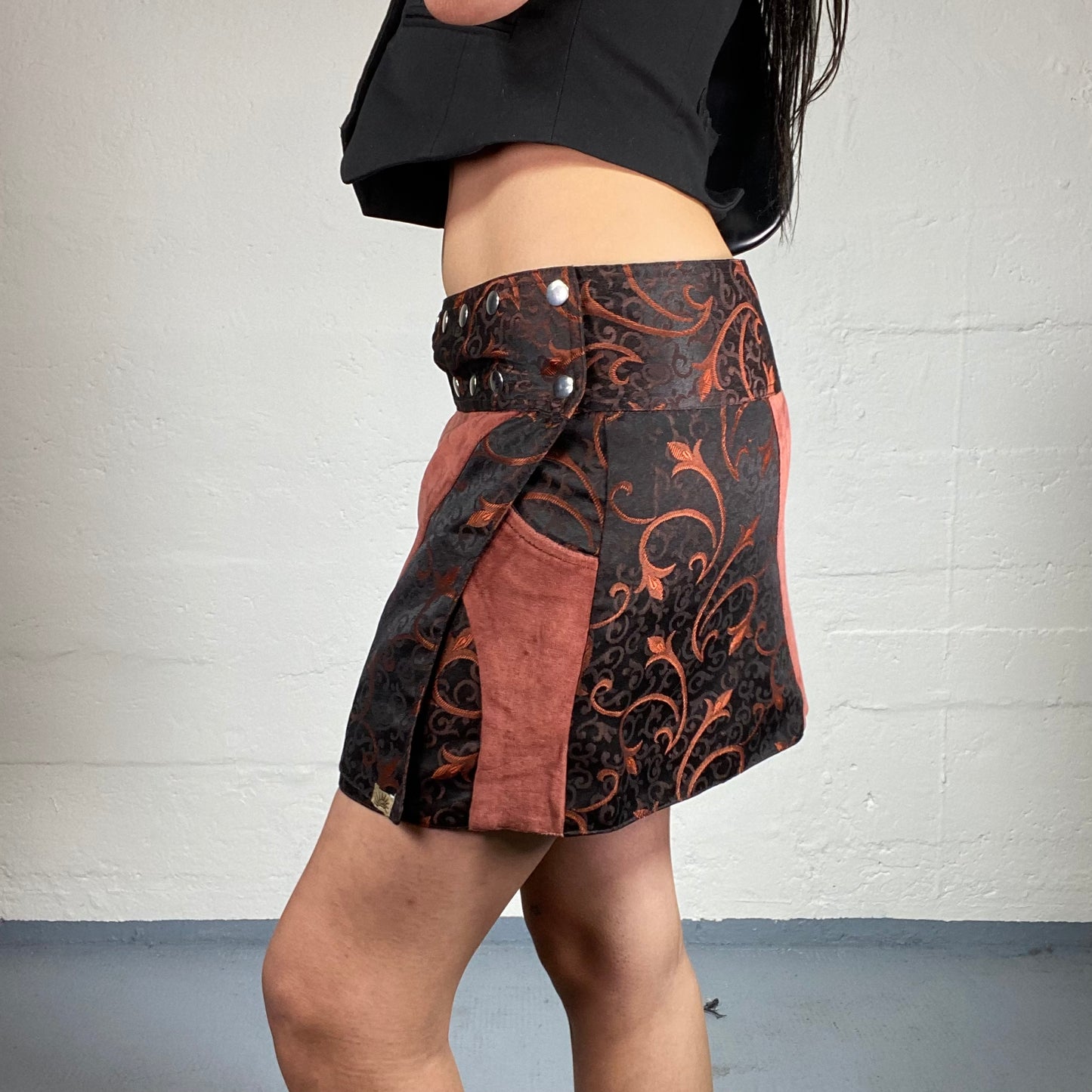 Vintage 2000’s Indie Girl Brown Printed Wrapped Mini Skirt with Silver Clip Details (M)