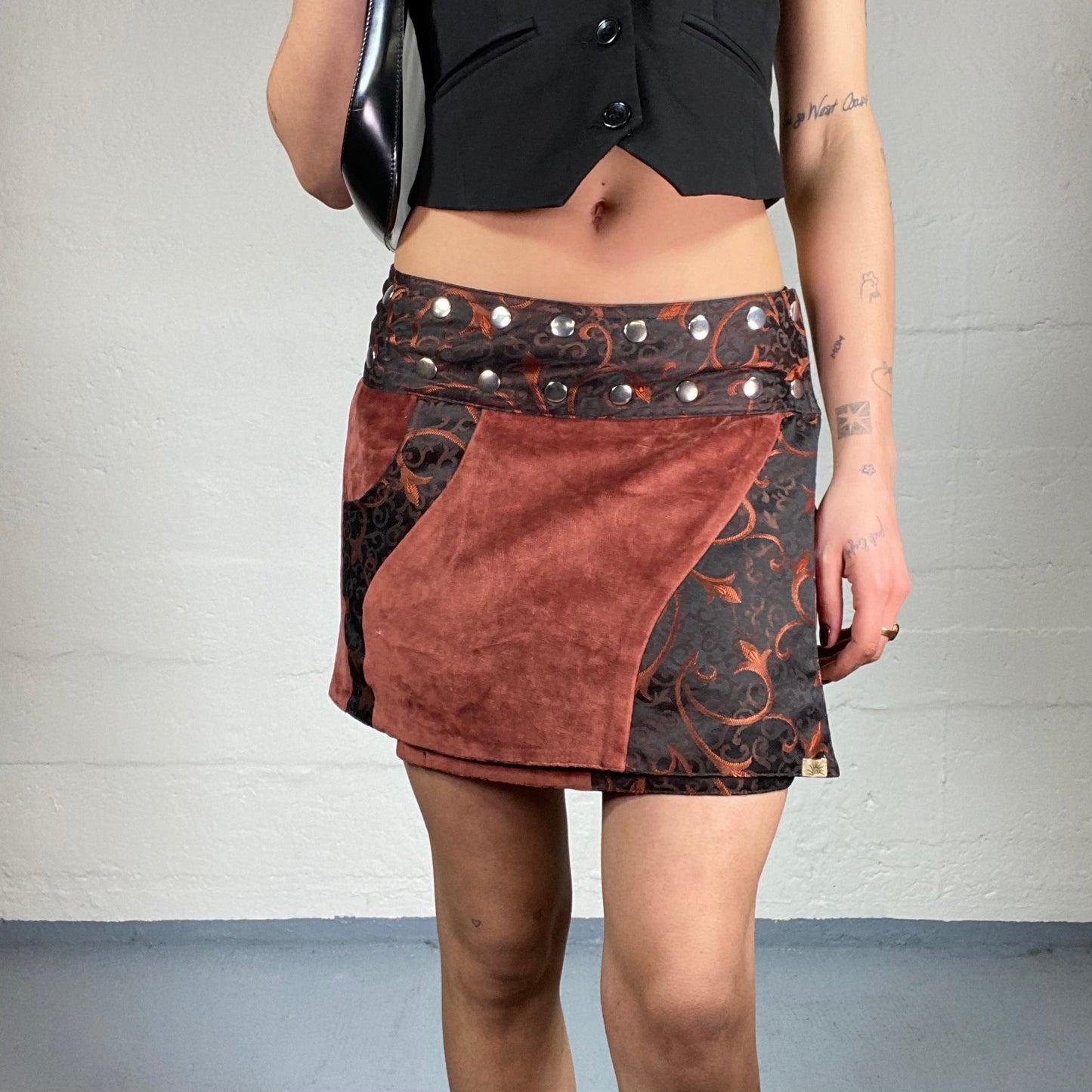 Vintage 2000’s Indie Girl Brown Printed Wrapped Mini Skirt with Silver Clip Details (M)