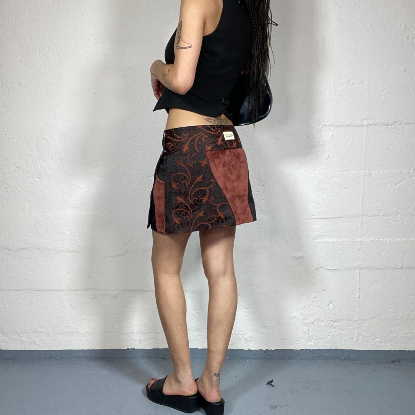 Vintage 2000’s Indie Girl Brown Printed Wrapped Mini Skirt with Silver Clip Details (M)