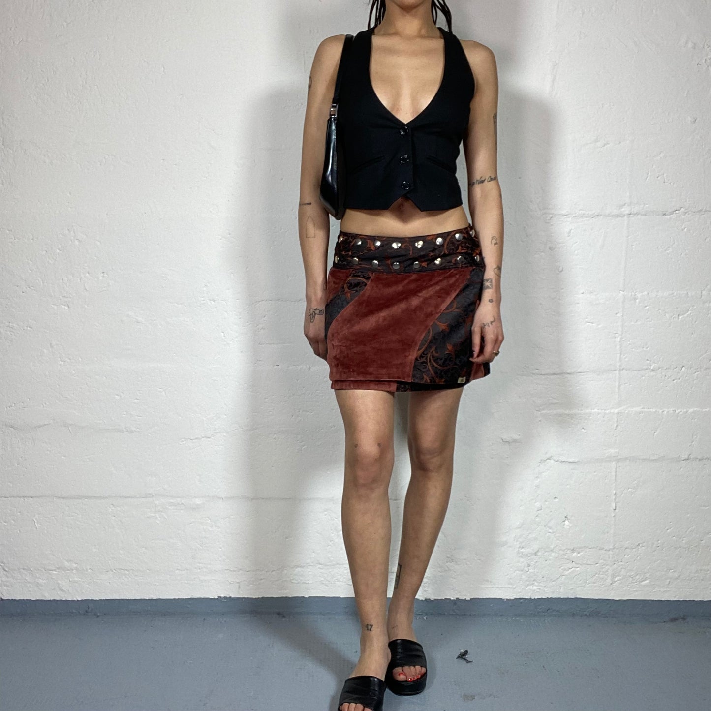 Vintage 2000’s Indie Girl Brown Printed Wrapped Mini Skirt with Silver Clip Details (M)