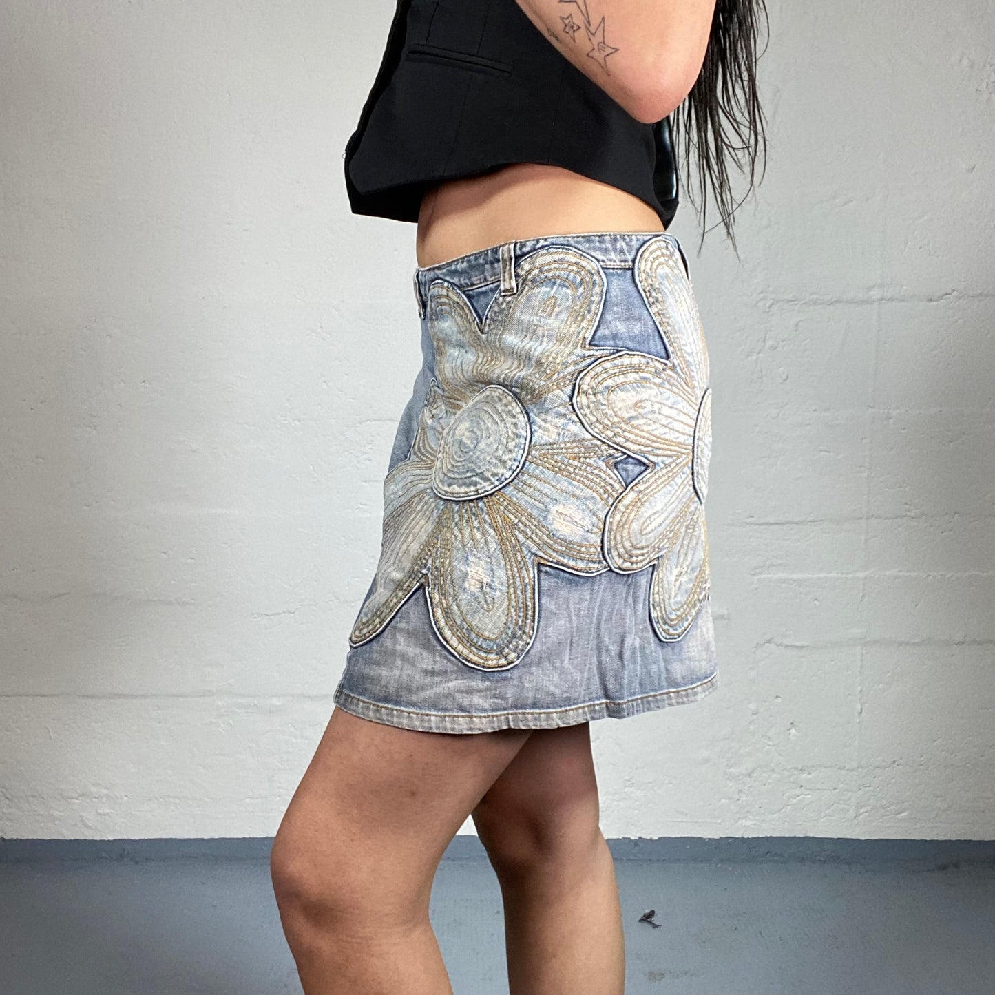 Vintage 2000’s Moschino Romantic Light Wash Denim Mini Skirt with Flower Embroidery (S/M)