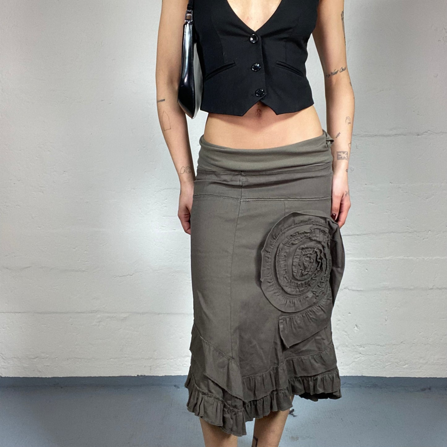 Vintage 2000’s Downtown Girl Midi Grey Ruffled Skirt with Floral Decorative Embroidery (M)