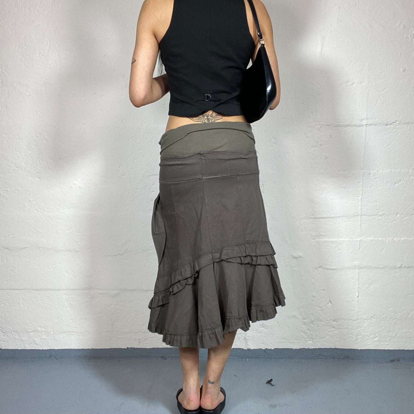 Vintage 2000’s Downtown Girl Midi Grey Ruffled Skirt with Floral Decorative Embroidery (M)