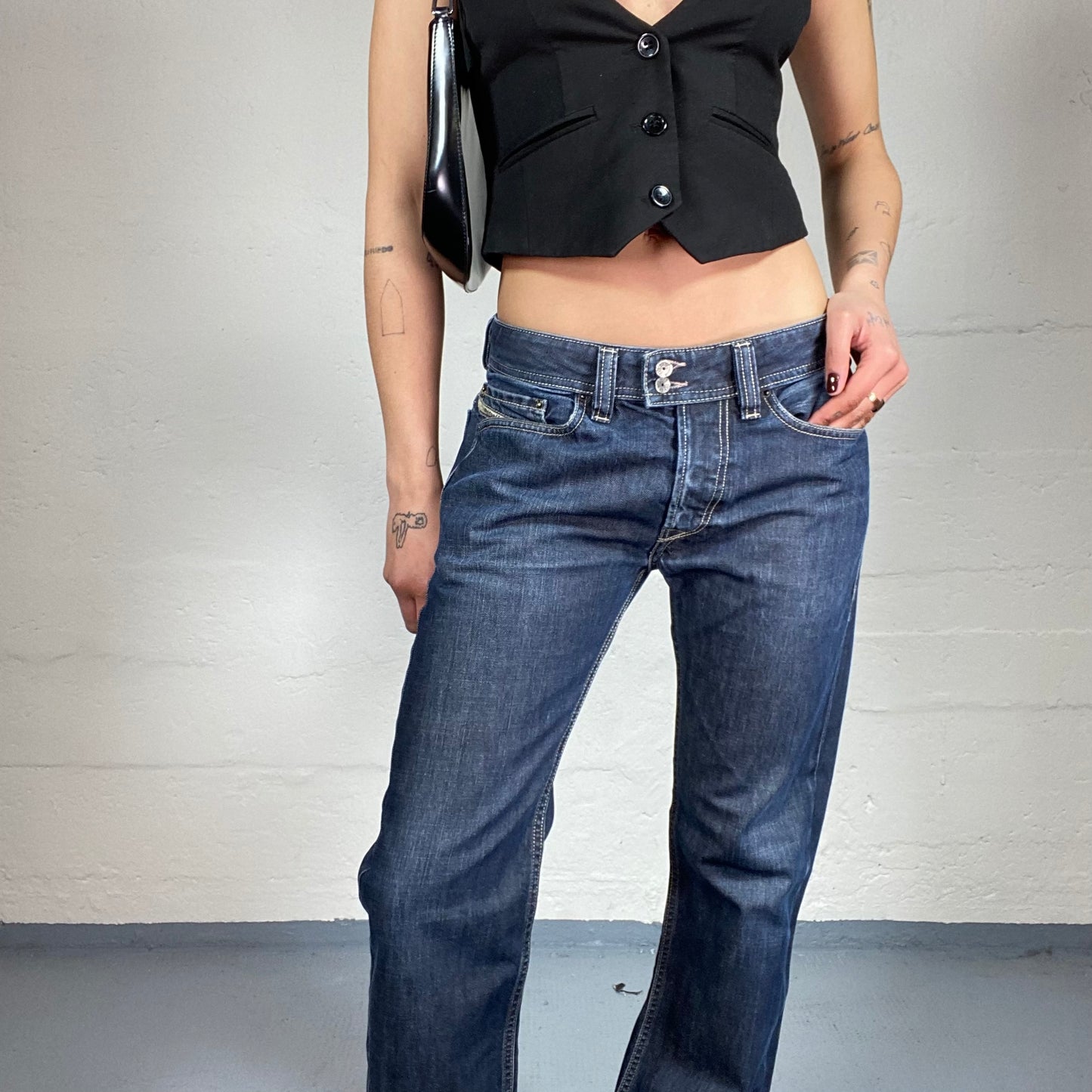 Vintage 2000’s Diesel Dark Denim Low Waisted Straight Fit Jeans with Contrast White Seams (M)