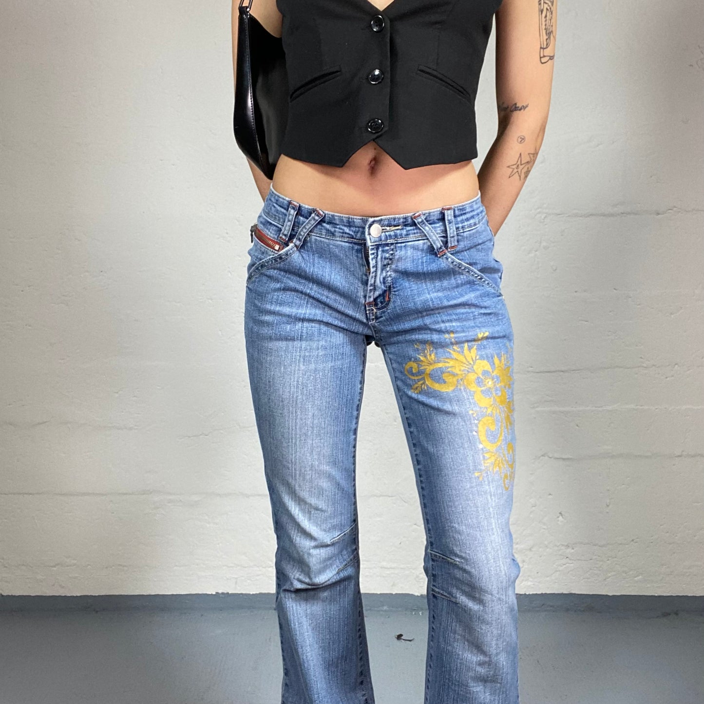 Vintage 2000’s Downtown Girl Light Wash Low Waisted Bootcut Jeans with Red Zippers and Gold Boho Style Print (M)