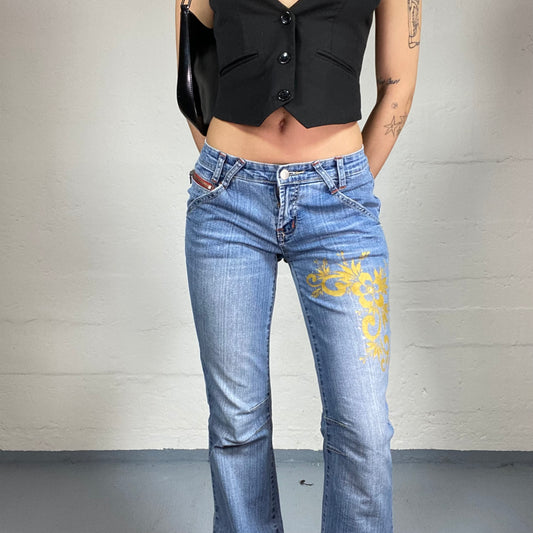 Vintage 2000’s Downtown Girl Light Wash Low Waisted Bootcut Jeans with Red Zippers and Gold Boho Style Print (M)