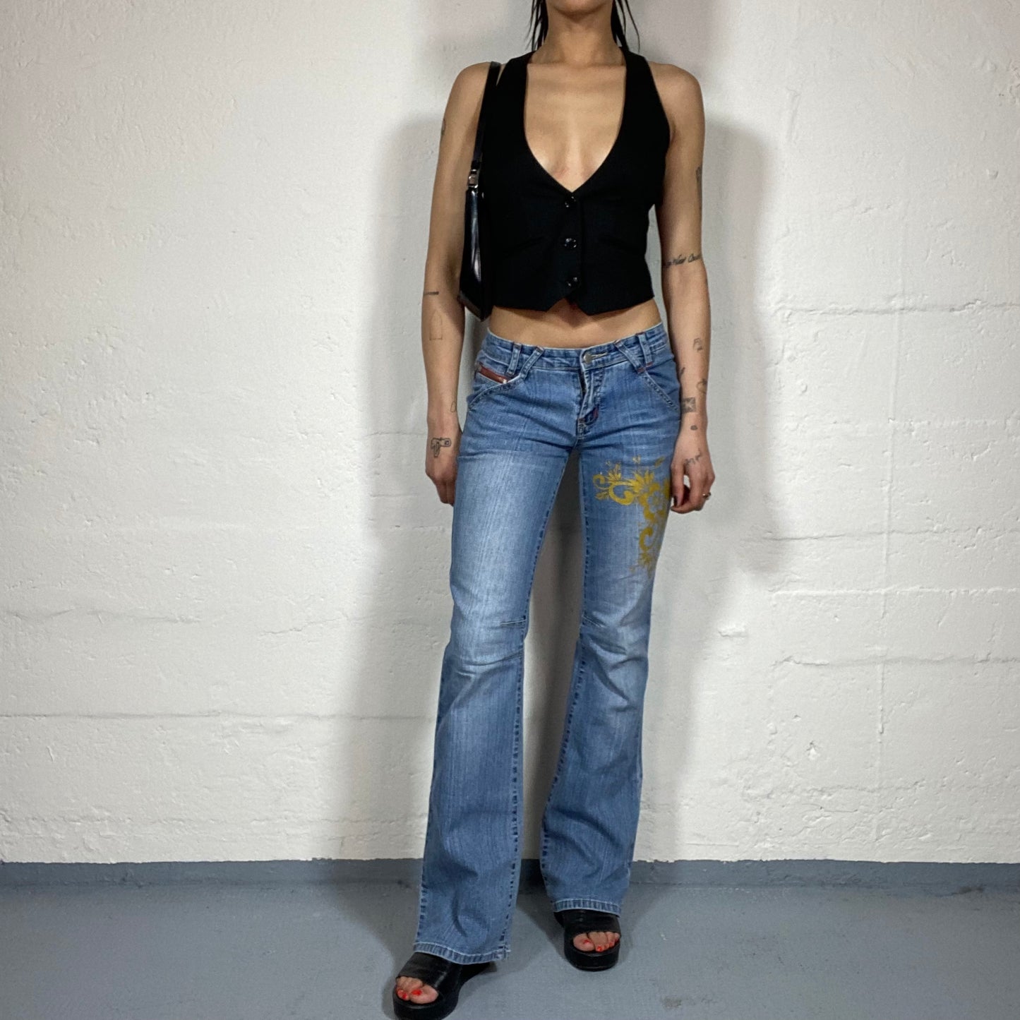 Vintage 2000’s Downtown Girl Light Wash Low Waisted Bootcut Jeans with Red Zippers and Gold Boho Style Print (M)