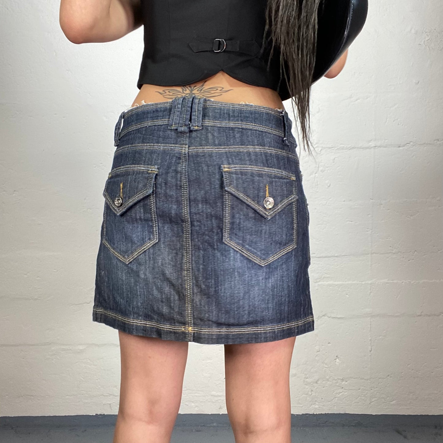 Vintage 2000's Skater Girl Dark Cold Blue Denim Low Waisted Mini Skirt with 3D Pockets (L)