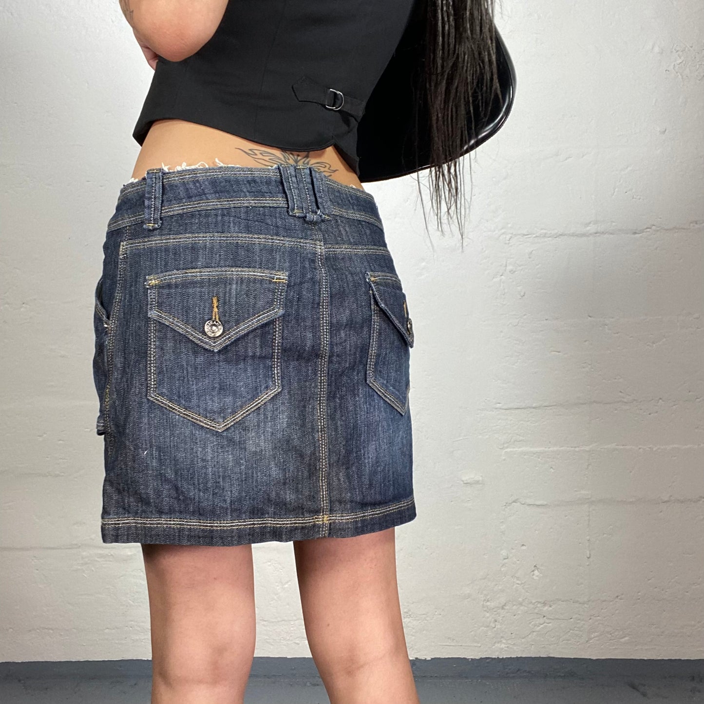 Vintage 2000's Skater Girl Dark Cold Blue Denim Low Waisted Mini Skirt with 3D Pockets (L)