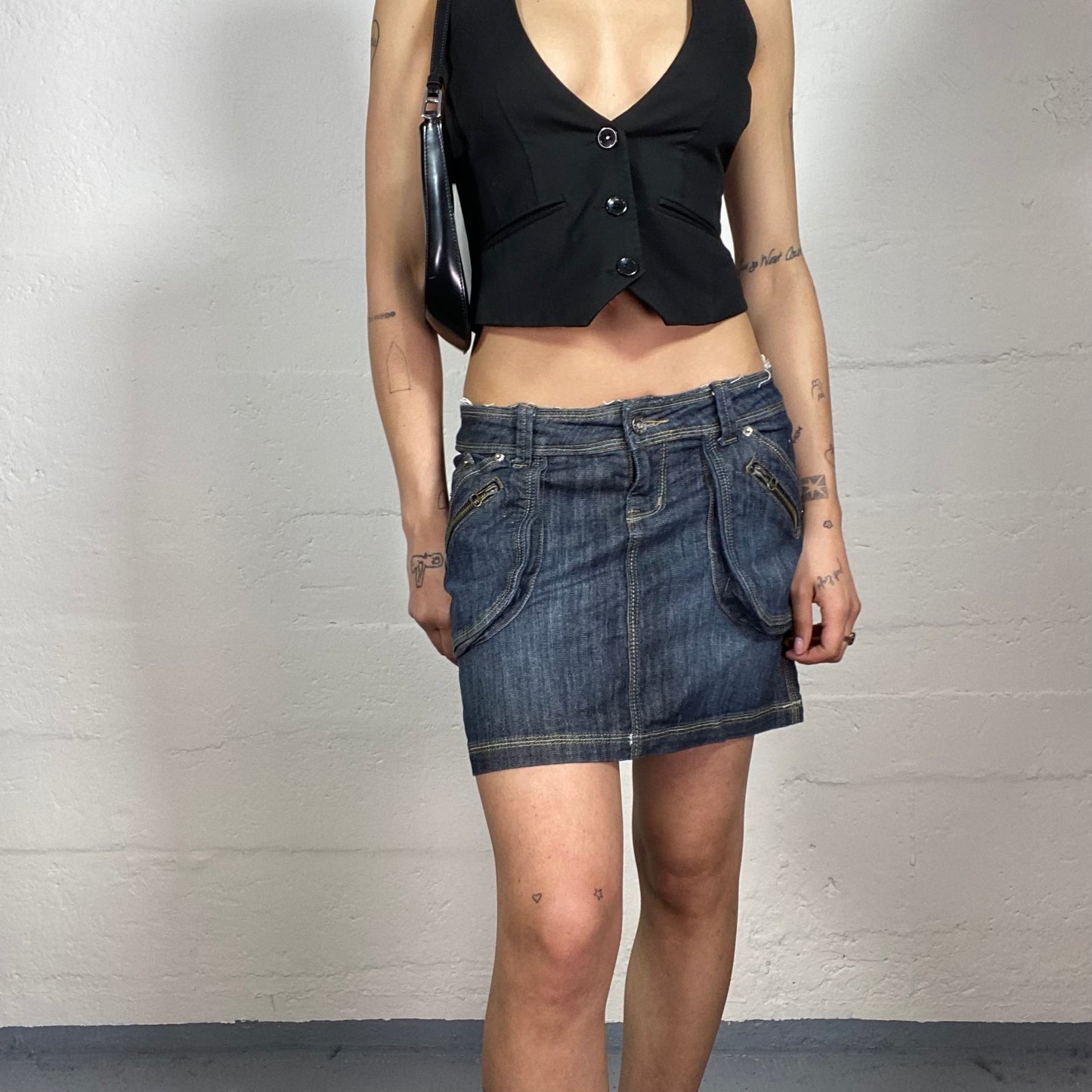 Vintage 2000's Skater Girl Dark Cold Blue Denim Low Waisted Mini Skirt with 3D Pockets (L)