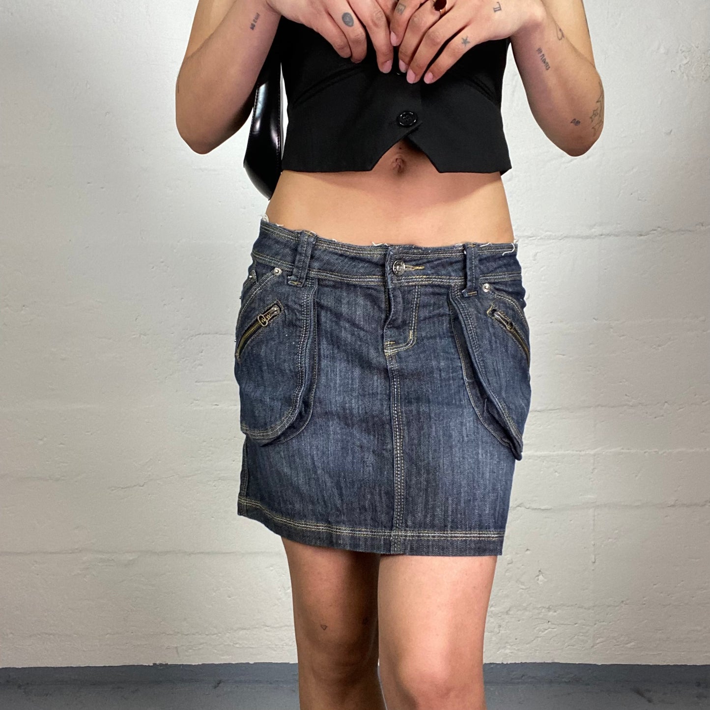 Vintage 2000's Skater Girl Dark Cold Blue Denim Low Waisted Mini Skirt with 3D Pockets (L)