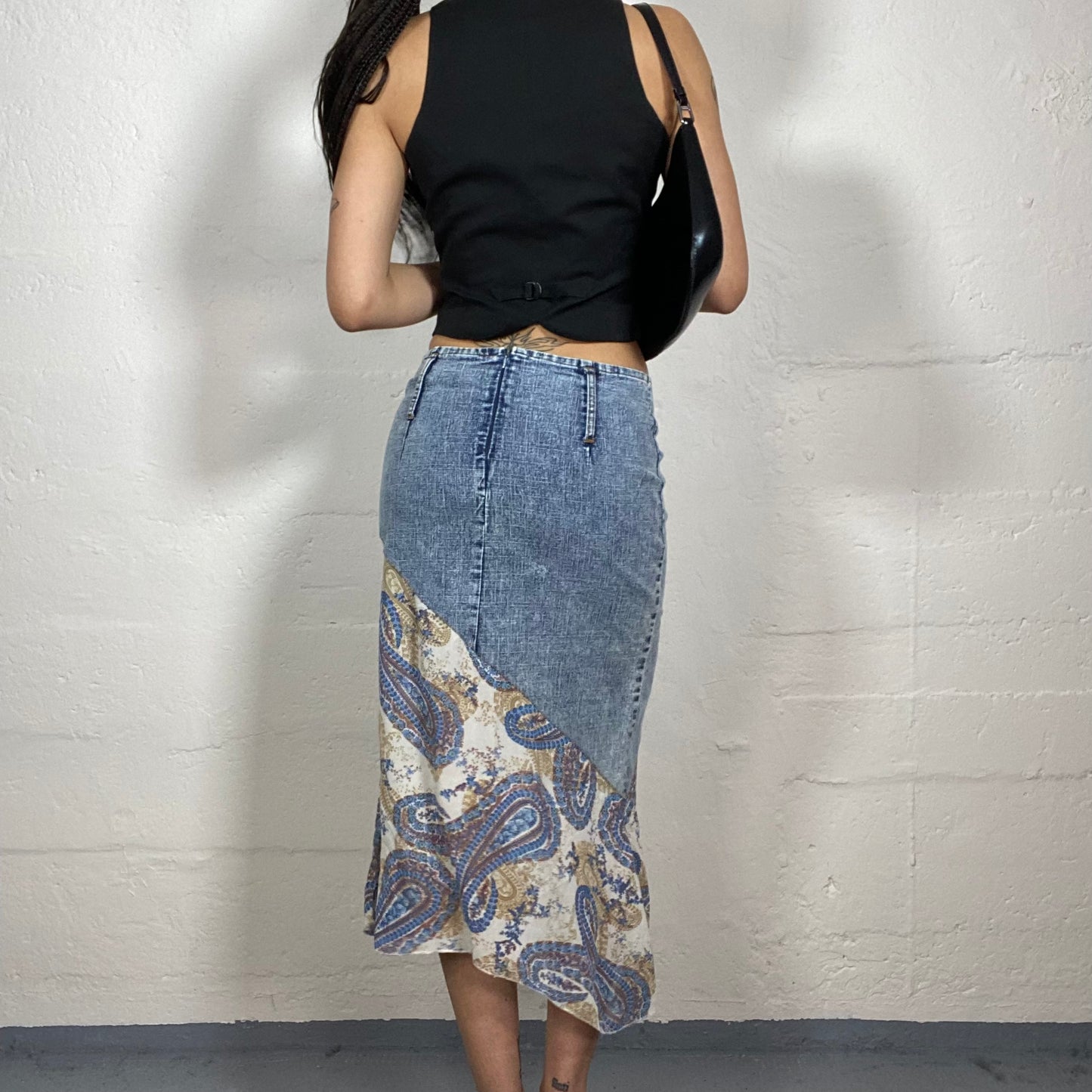 Vintage 90's Casual Downtown Washed Out Denim Low Waisted Asymmetric Cut Midi Skirt with Boho Style Print (M)