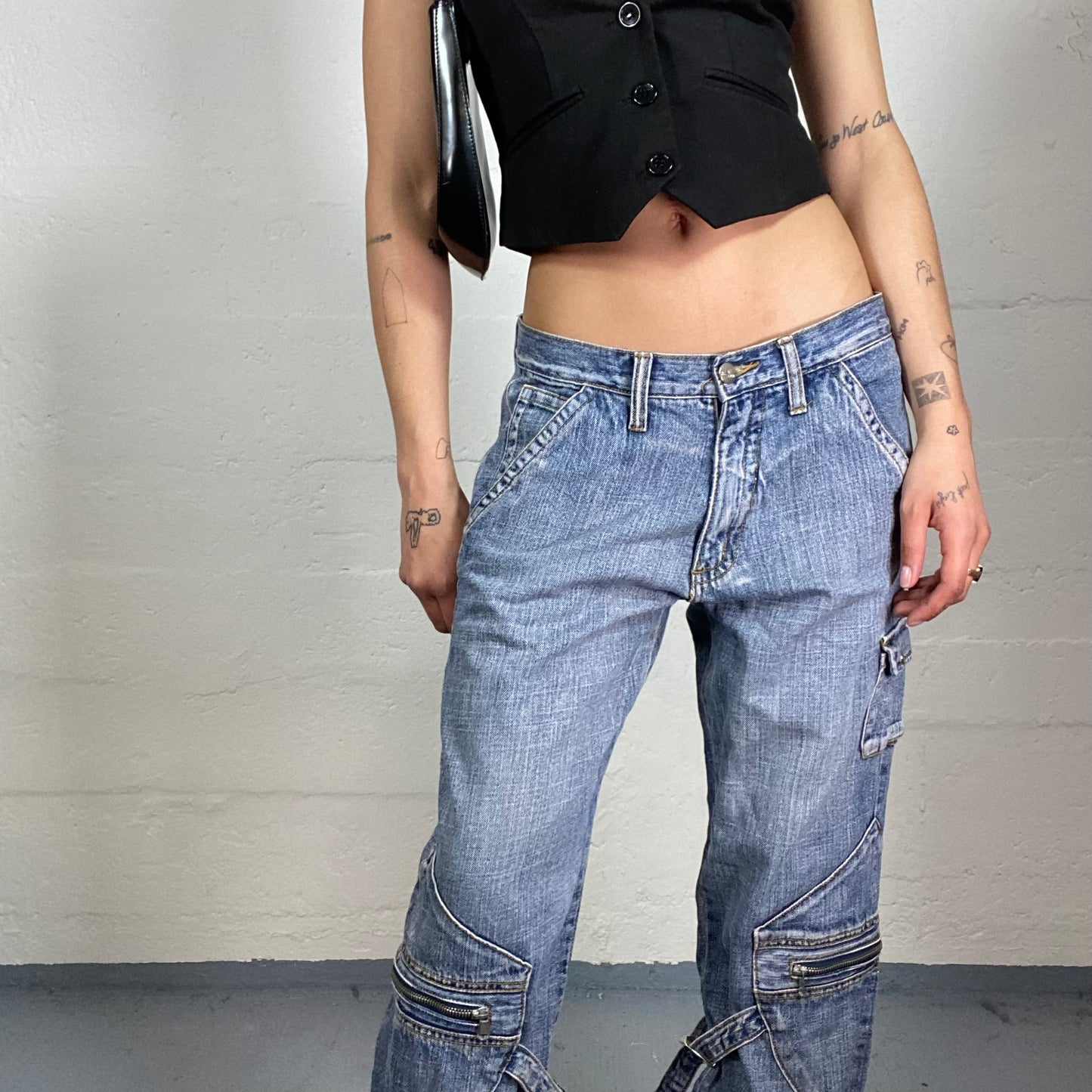 Vintage 2000's Street Dancing Low Waisted Light Washed Baggy Jeans with Multiple Zippers (L)