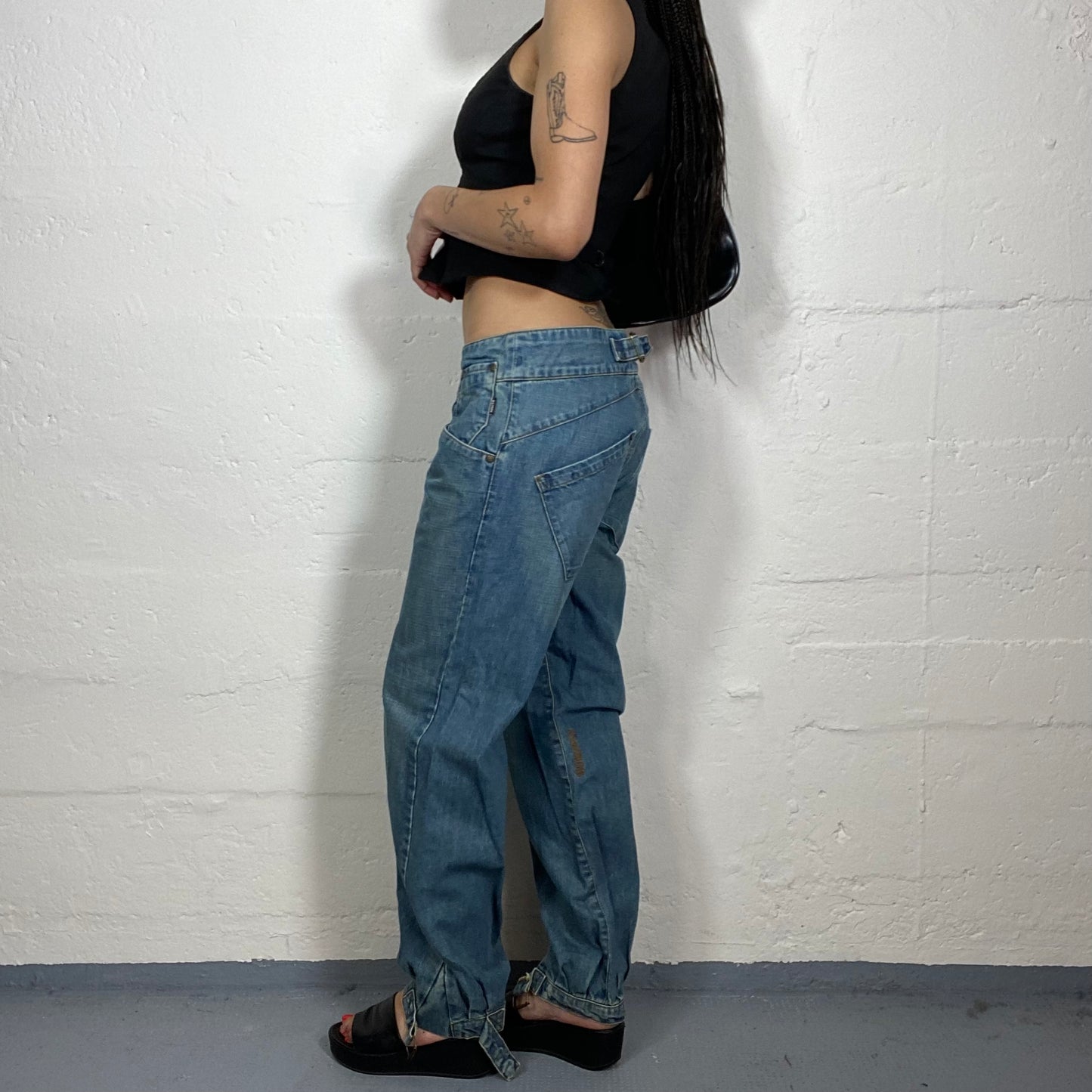 Vintage 2000's Hip-Hop Girl Light Washed Denim Balloon Fit Double Side Button Jeans with Adjustable Belted Bottom (M)