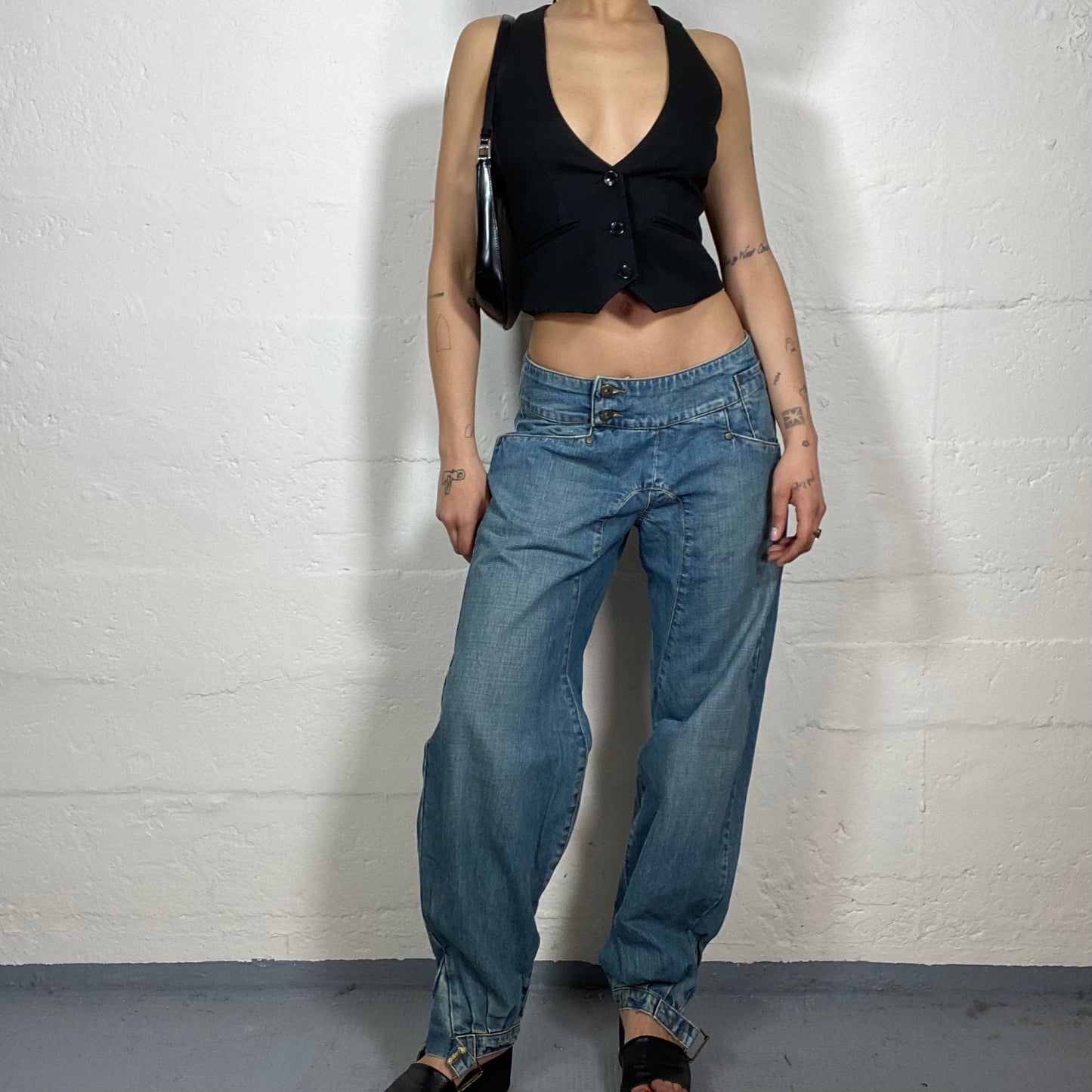 Vintage 2000's Hip-Hop Girl Light Washed Denim Balloon Fit Double Side Button Jeans with Adjustable Belted Bottom (M)