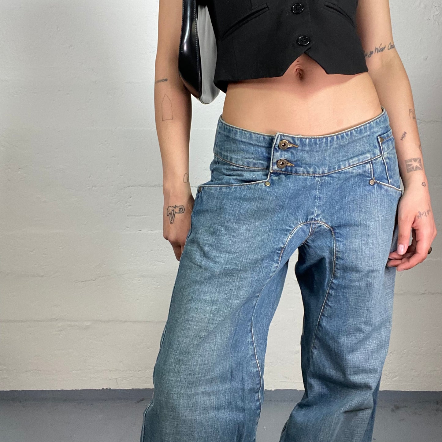 Vintage 2000's Hip-Hop Girl Light Washed Denim Balloon Fit Double Side Button Jeans with Adjustable Belted Bottom (M)