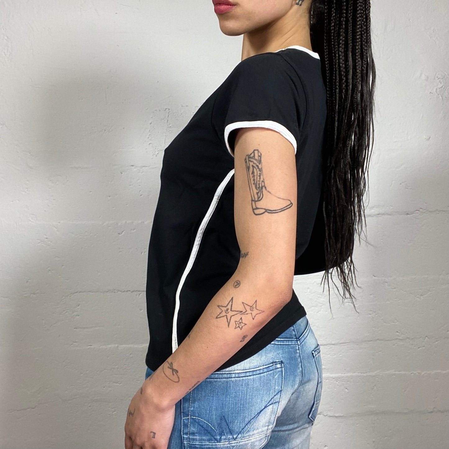 Vintage 2000’s Elite Sporty Black Tee with Contrast White Trim and Middle Logo Detail (M)