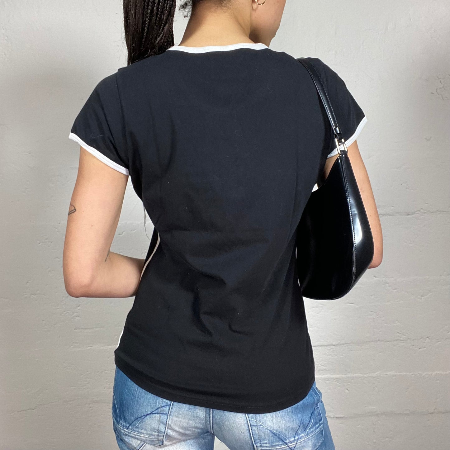 Vintage 2000’s Elite Sporty Black Tee with Contrast White Trim and Middle Logo Detail (M)