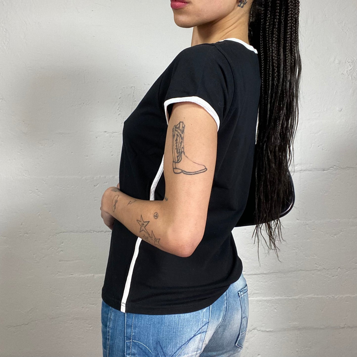 Vintage 2000’s Elite Sporty Black Tee with Contrast White Trim and Middle Logo Detail (M)