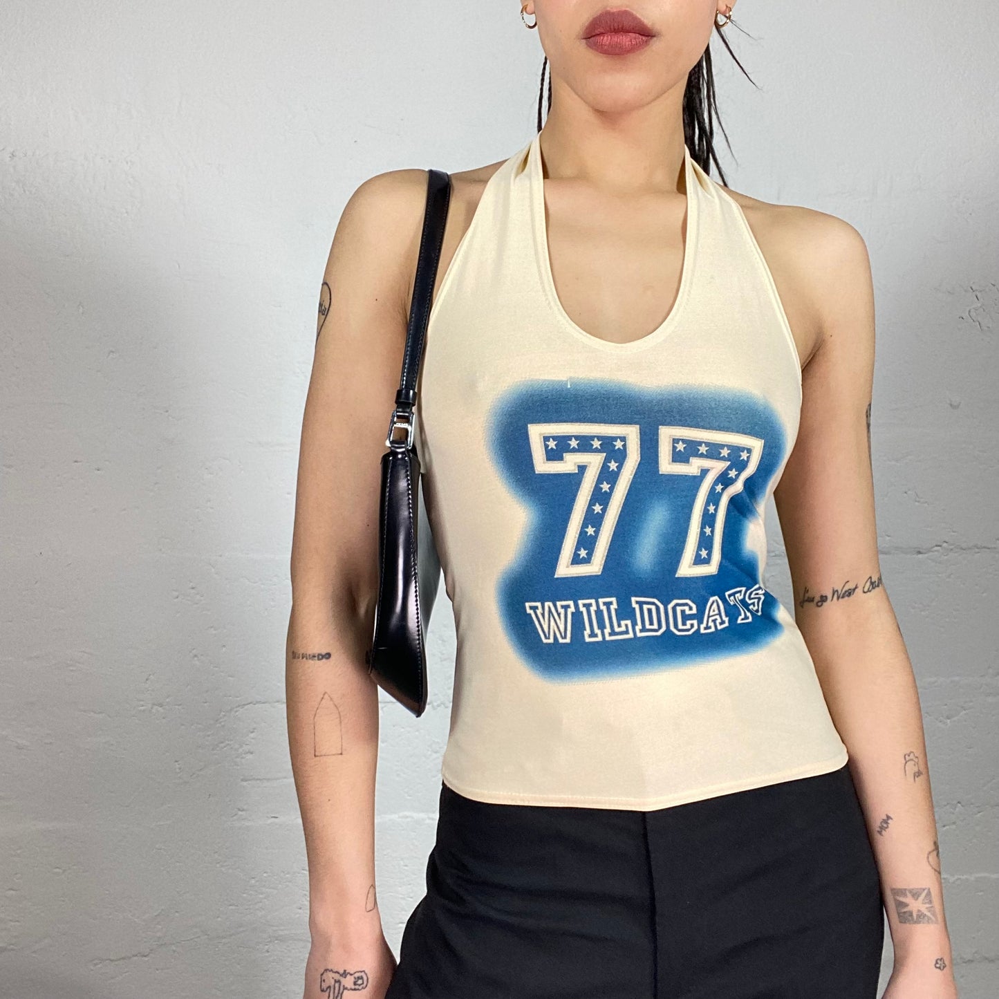 Vintage 2000’ Sporty Beige Summer Top with Blue „77 Wildcats“ Print (S/M)