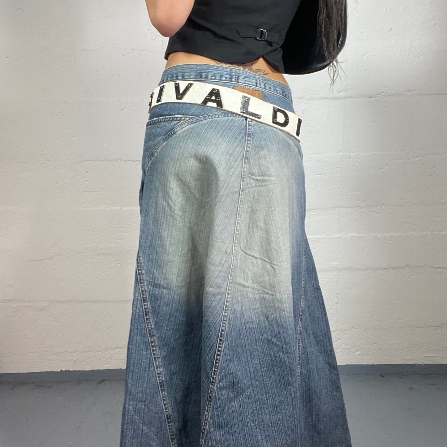 Vintage 2000’s Rivaldi Casual White Leather Belt with Metal Typography
