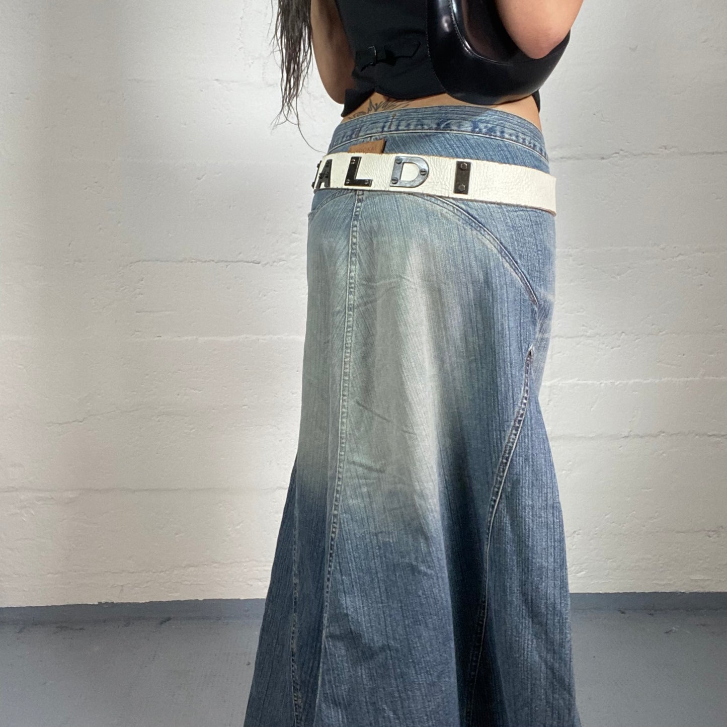 Vintage 2000’s Rivaldi Casual White Leather Belt with Metal Typography