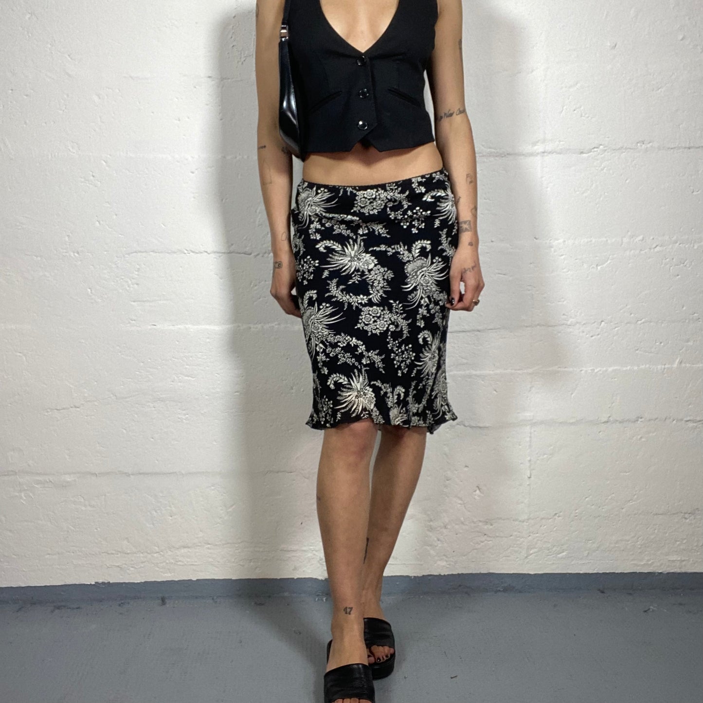 Vintage 2000’s Goth Boho Slim Fitted Black and White Skirt with Floral Print (M)