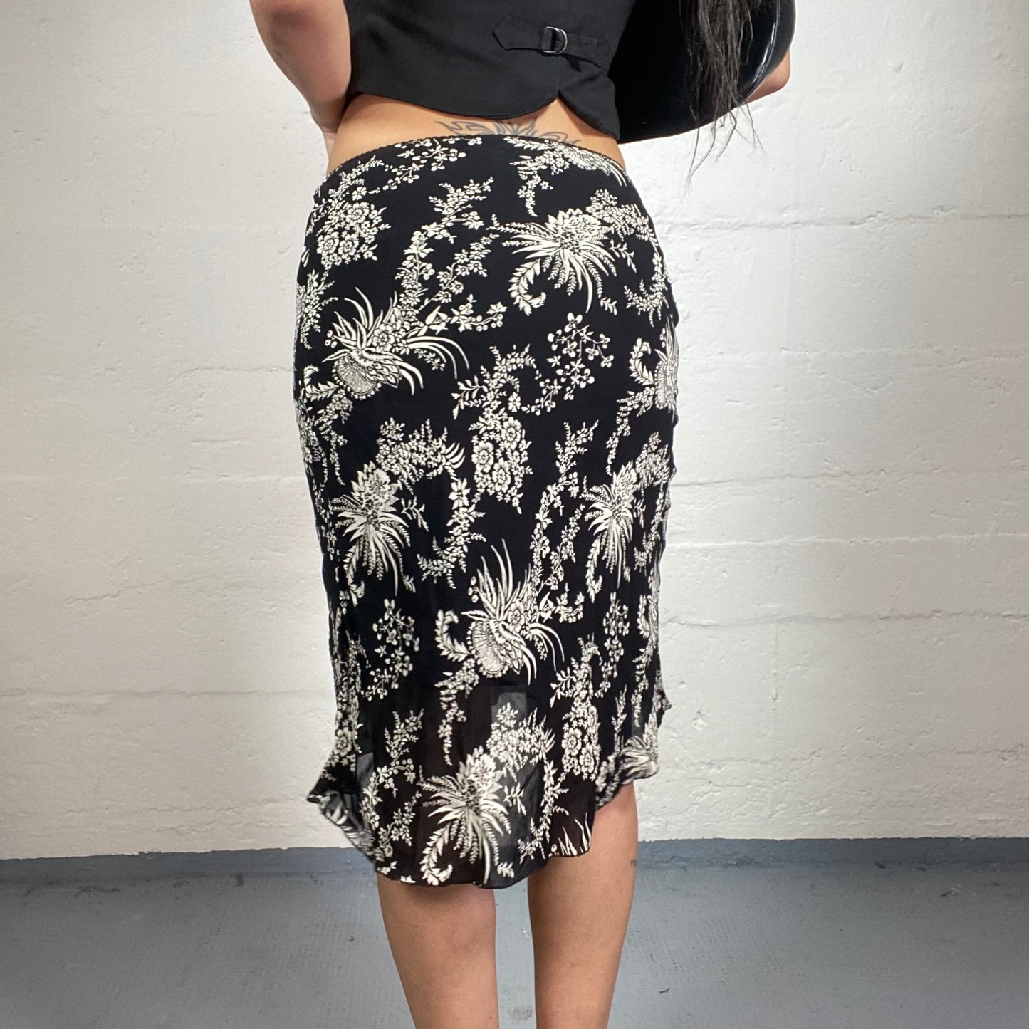 Vintage 2000’s Goth Boho Slim Fitted Black and White Skirt with Floral Print (M)