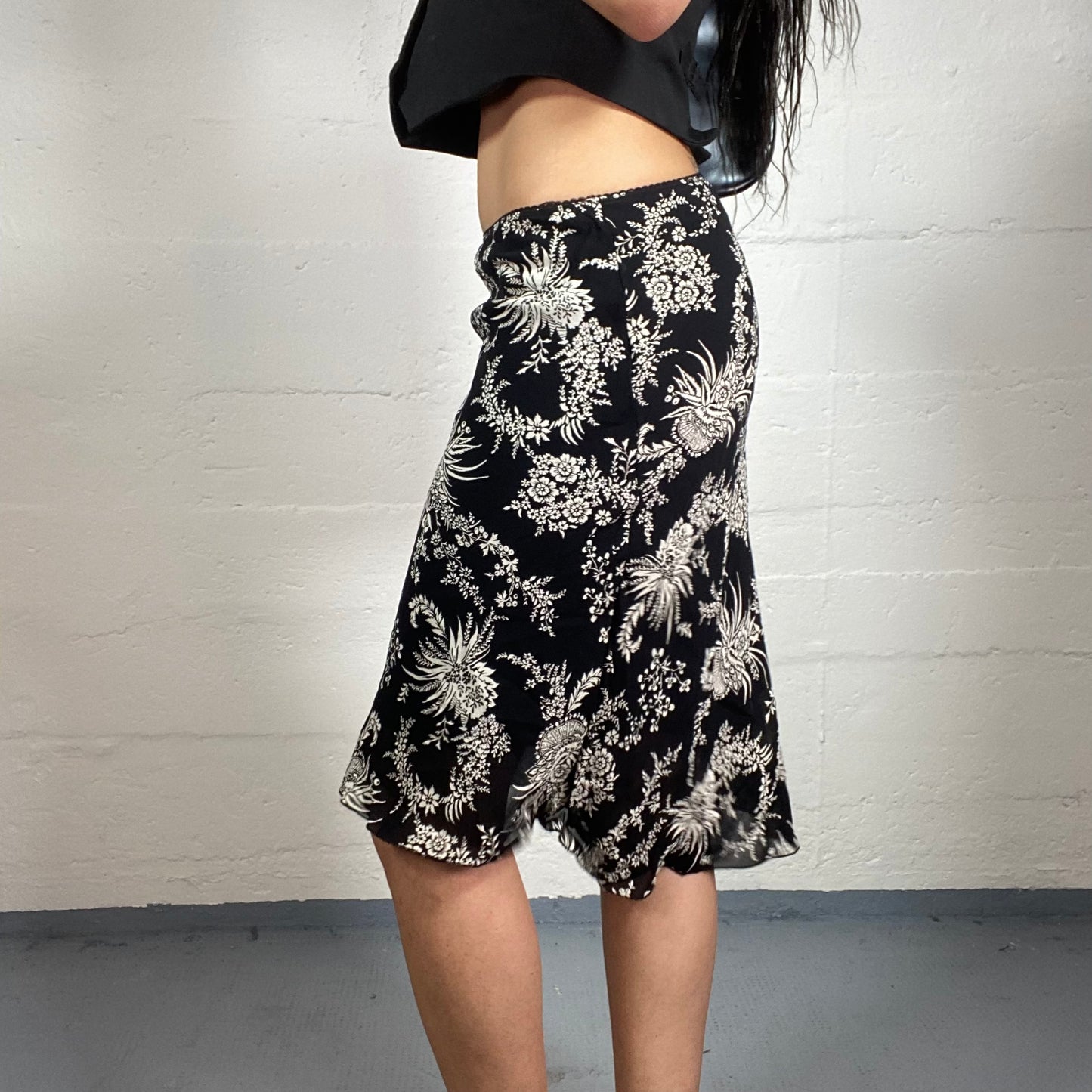 Vintage 2000’s Goth Boho Slim Fitted Black and White Skirt with Floral Print (M)