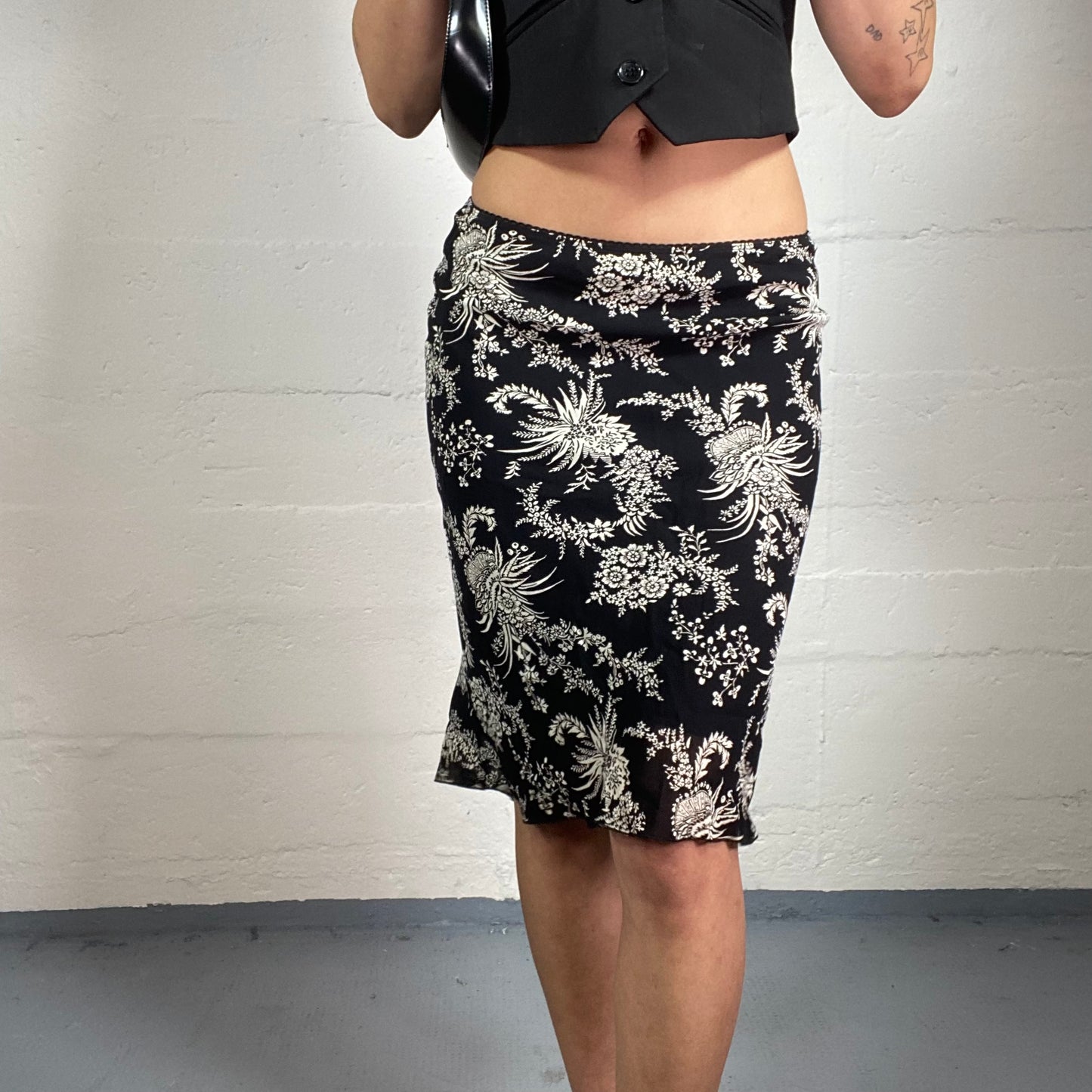 Vintage 2000’s Goth Boho Slim Fitted Black and White Skirt with Floral Print (M)