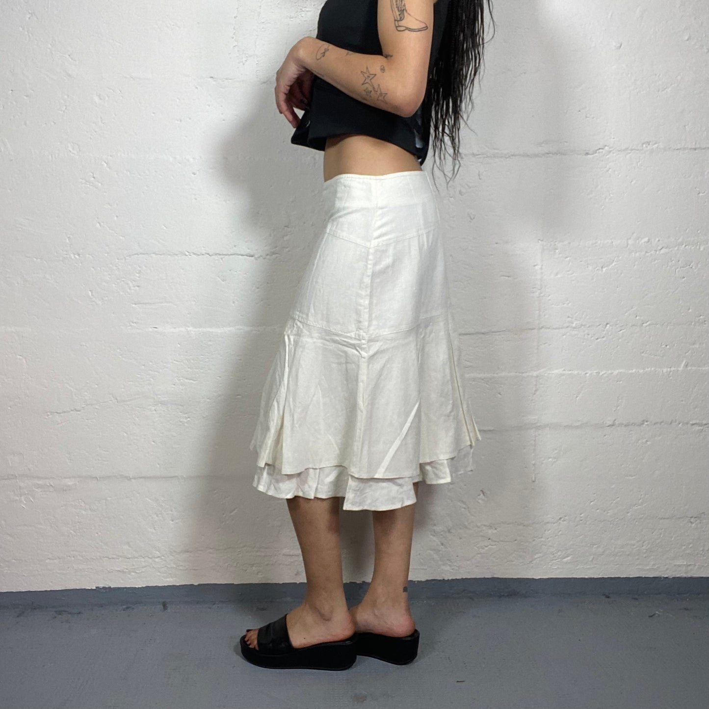 Vintage 2000’s Boho Girl White Linen Low Waisted Midi Skirt with Light Ruffles (M)