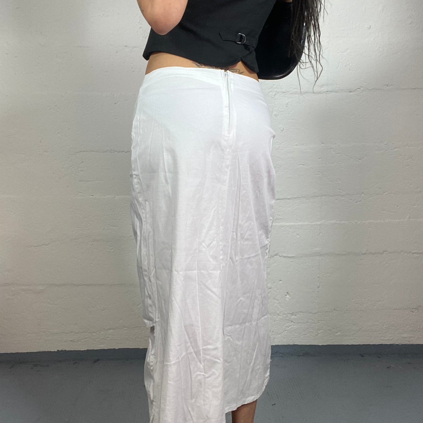 Vintage 2000’s Grungy White Summer Midi Linen Skirt with Decorative Belt Details (M)