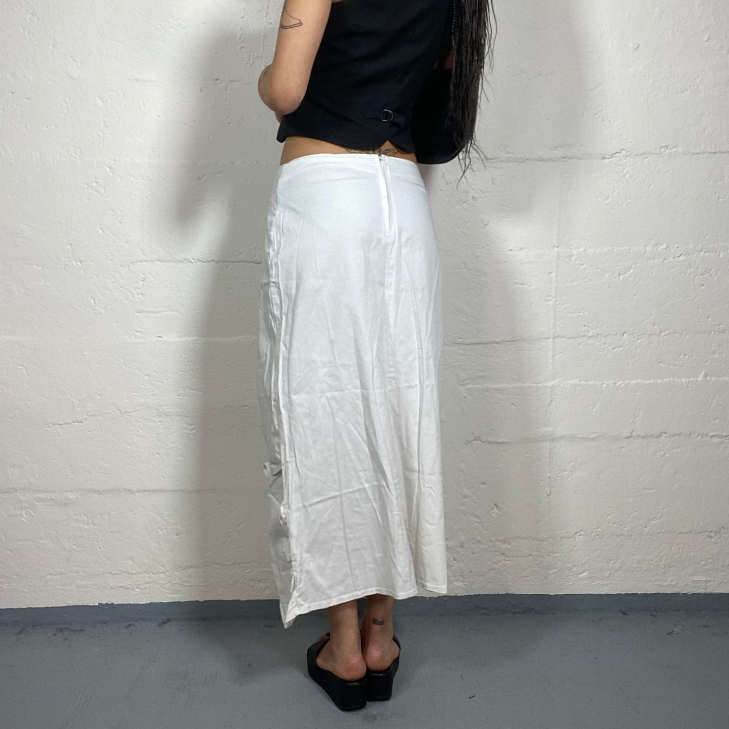 Vintage 2000’s Grungy White Summer Midi Linen Skirt with Decorative Belt Details (M)