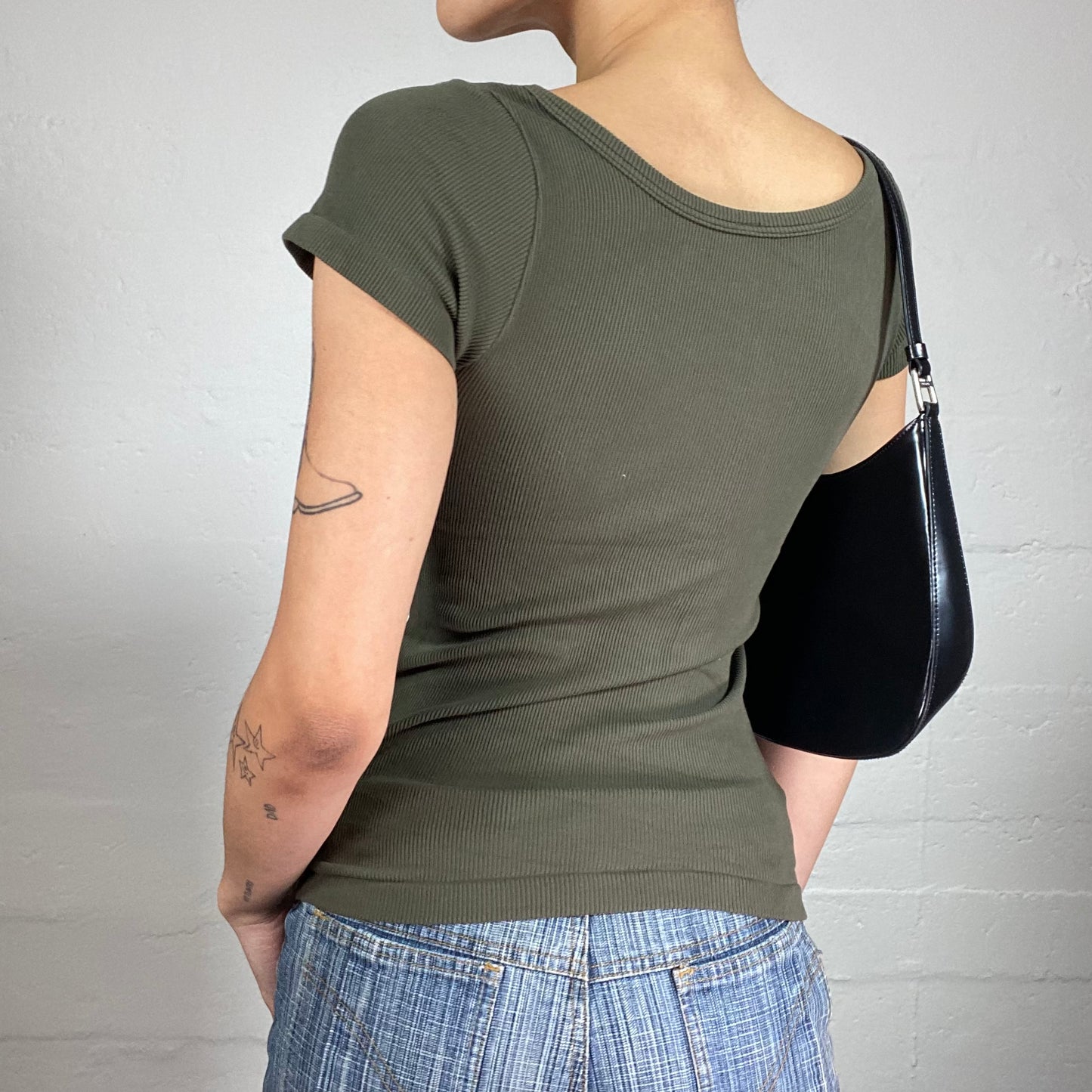 Vintage 2000's Casual Khaki Green Jersey Tee with White Abstract Print (L/XL)