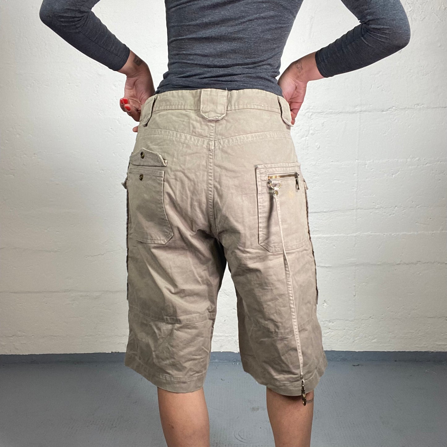 Vintage 2000's Streetstyle Beige Cargo Shorts with Multiple Pockets (M)