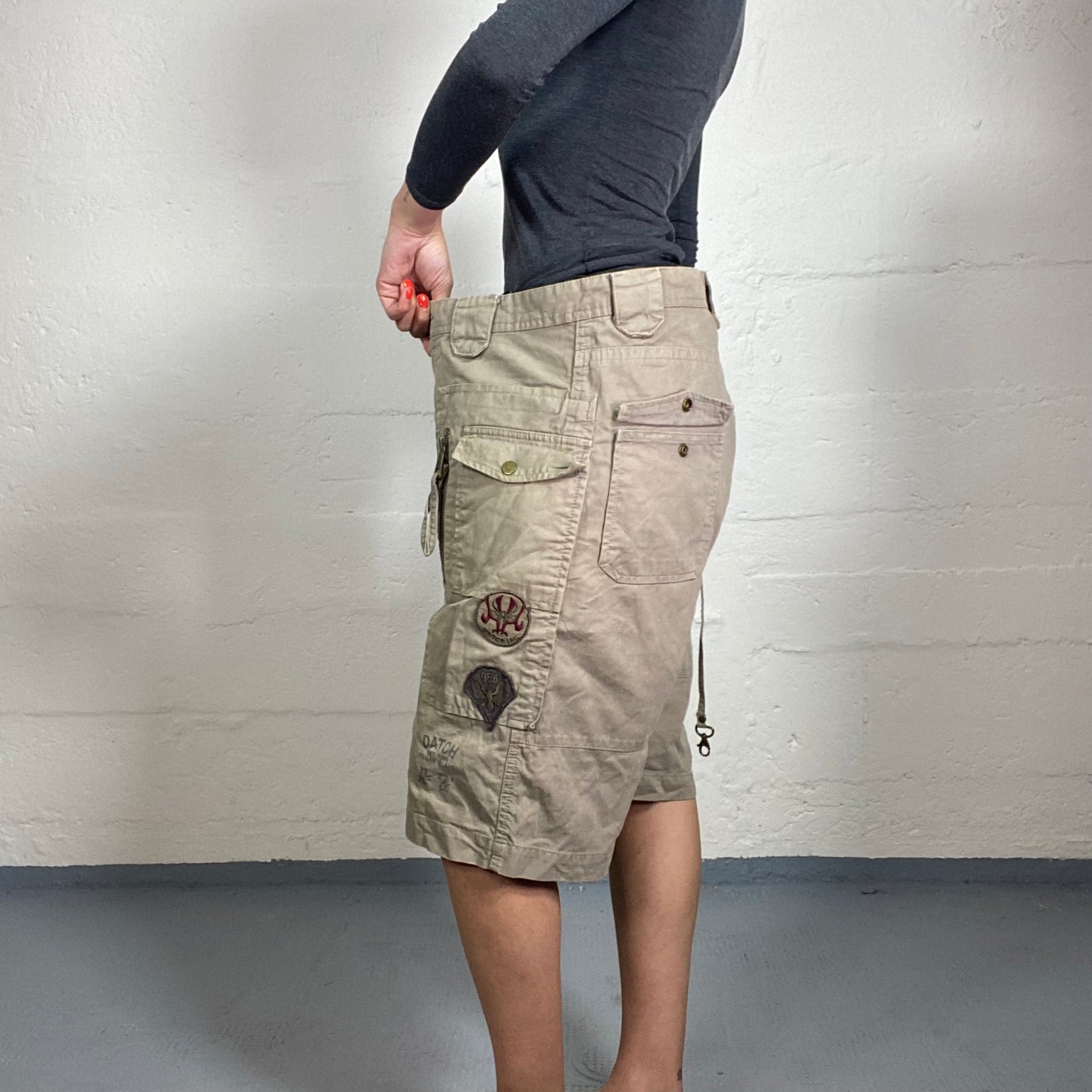 Vintage 2000's Streetstyle Beige Cargo Shorts with Multiple Pockets (M)