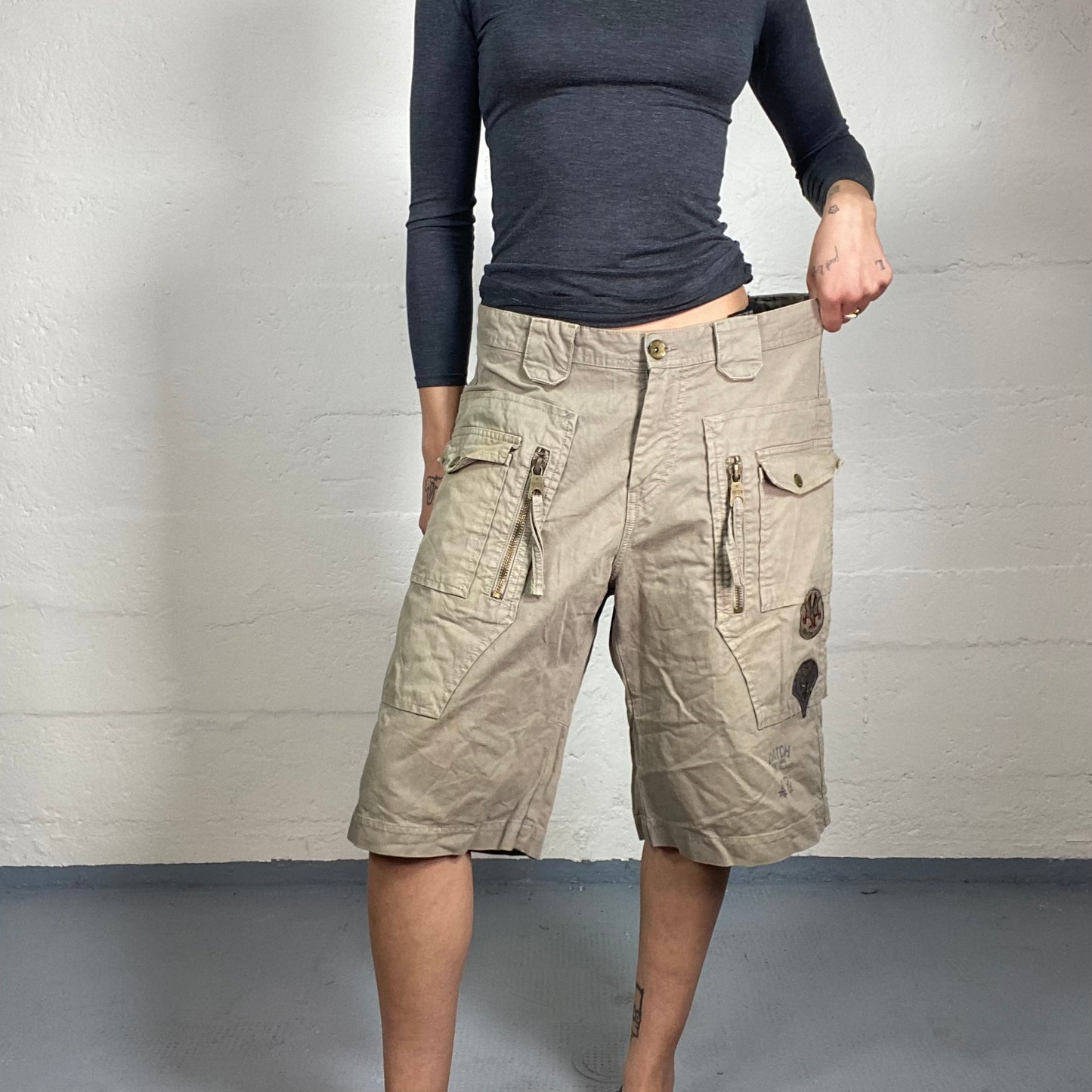 Vintage 2000's Streetstyle Beige Cargo Shorts with Multiple Pockets (M)