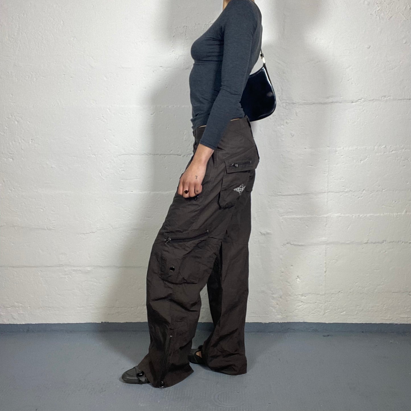 Vintage 2000's Hip-Hop Brown Baggy Cargo Pants with Multiple Pockets (M)